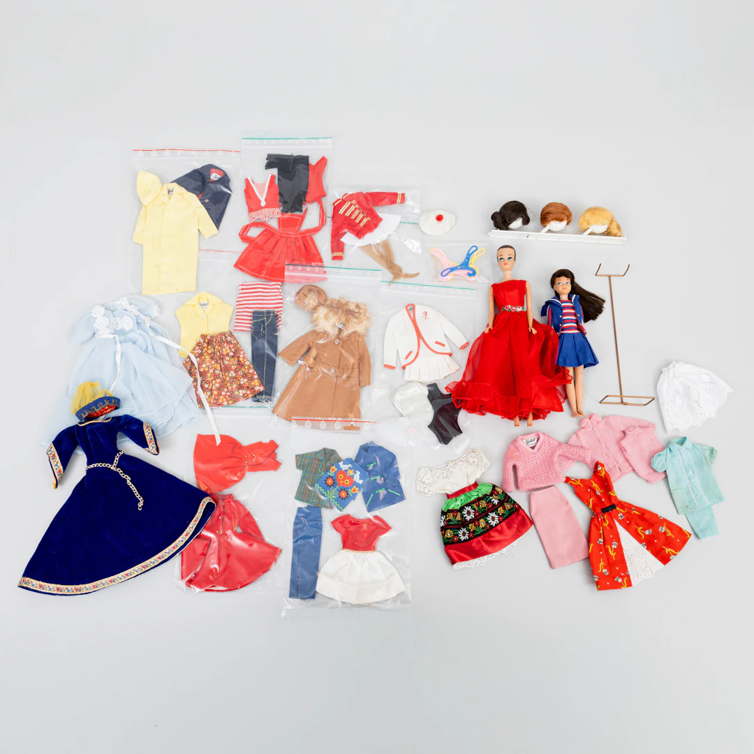 MATTEL INC. "Barbie Fashion Queen" samt "Skipper", med kläder, peruker
