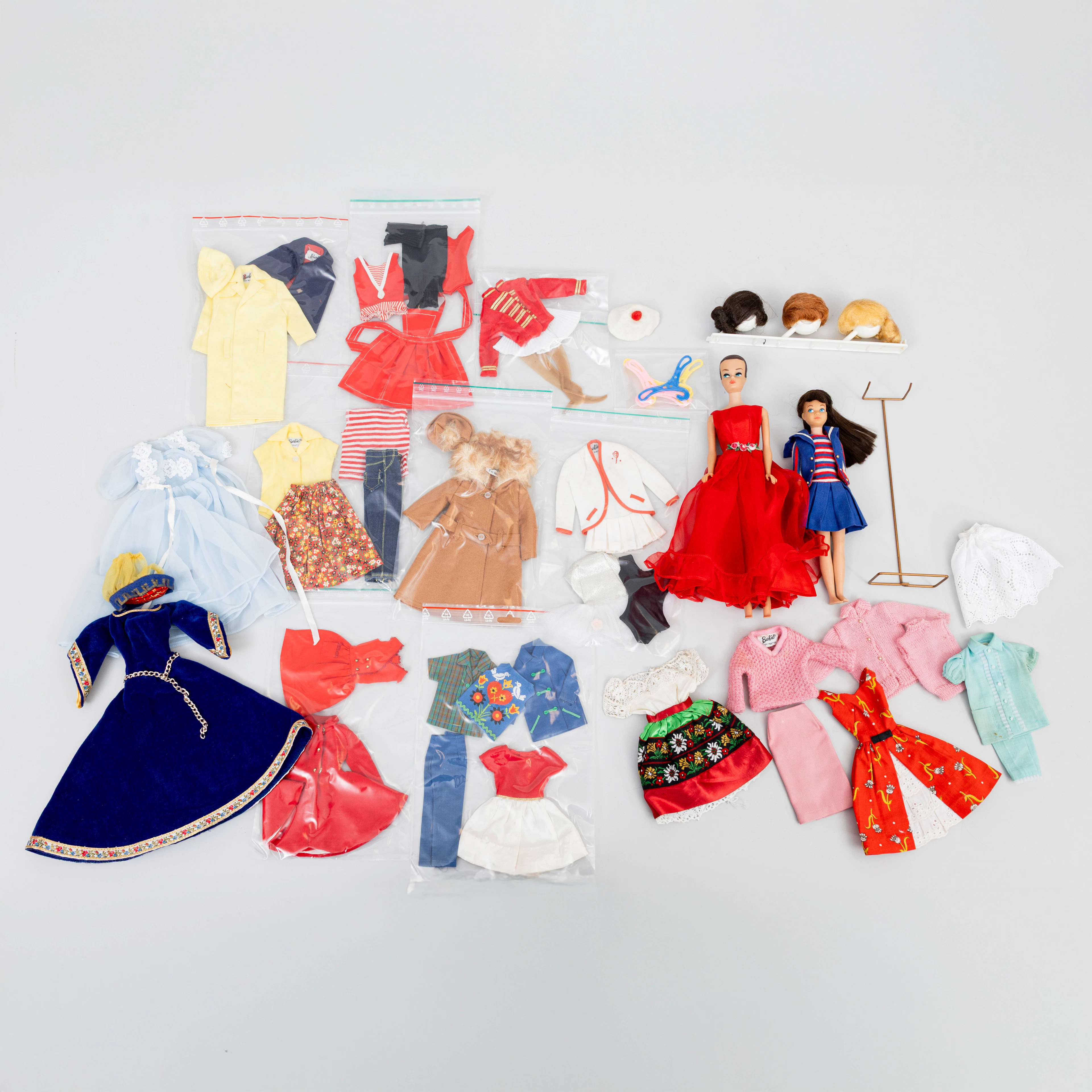 MATTEL INC. "Barbie Fashion Queen" samt "Skipper", med kläder, peruker
