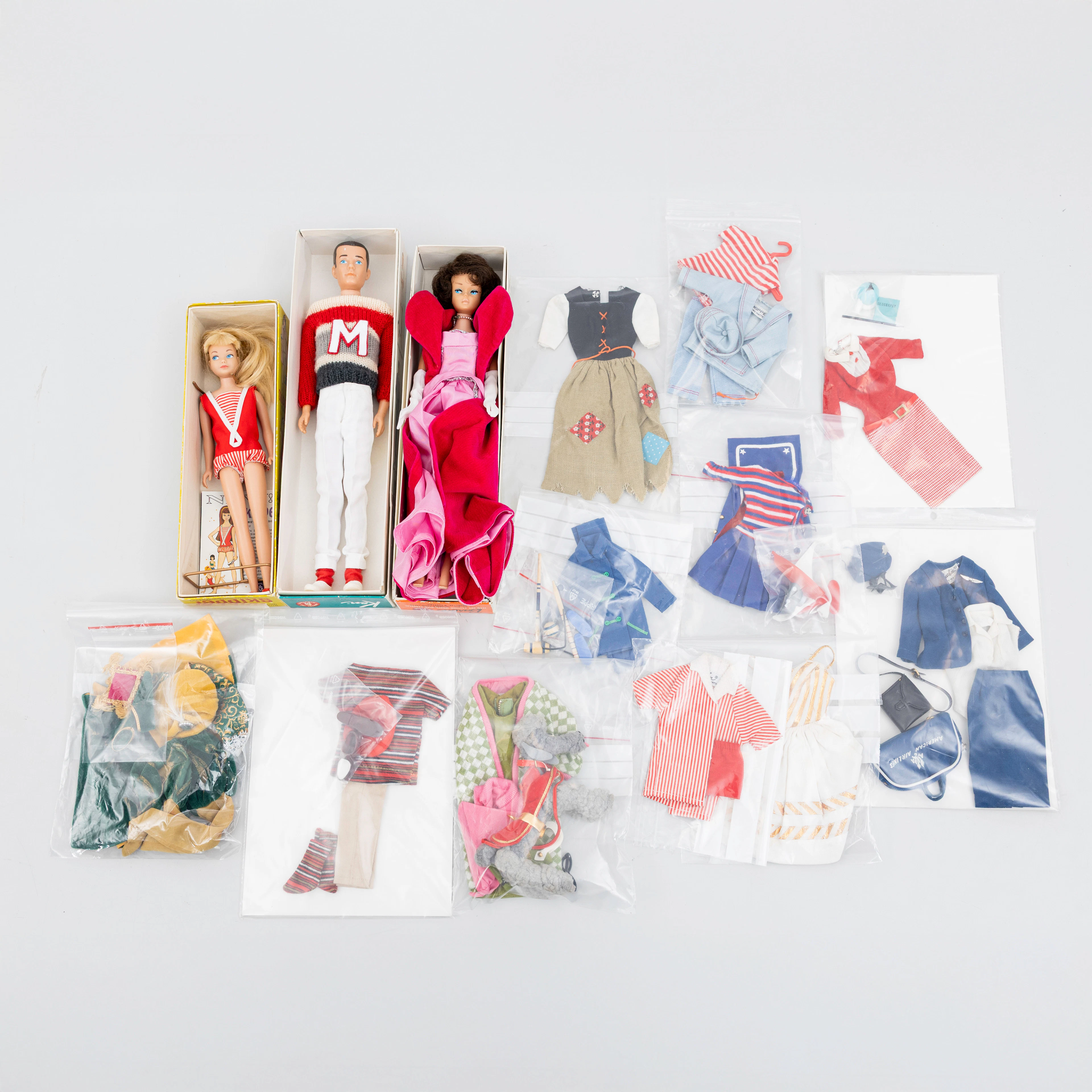 MATTEL INC. "Barbie Bubble Cut", "Ken", "Skipper" med kläder och tillbehör