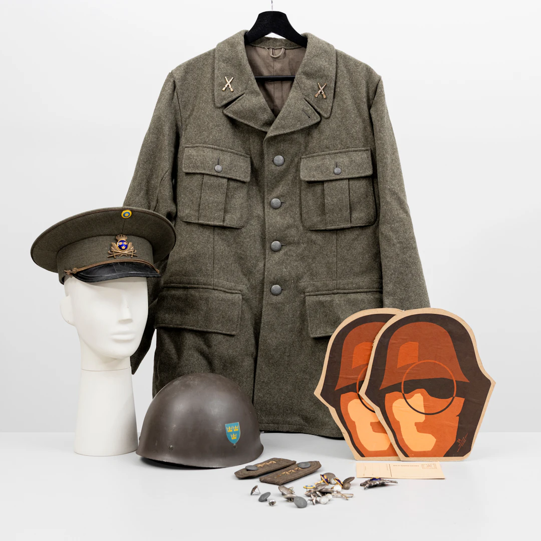 PARTI MILITARIA, 5+ delar, svenskt, skärmmössa m/39, hjälm m/37, vapenrock