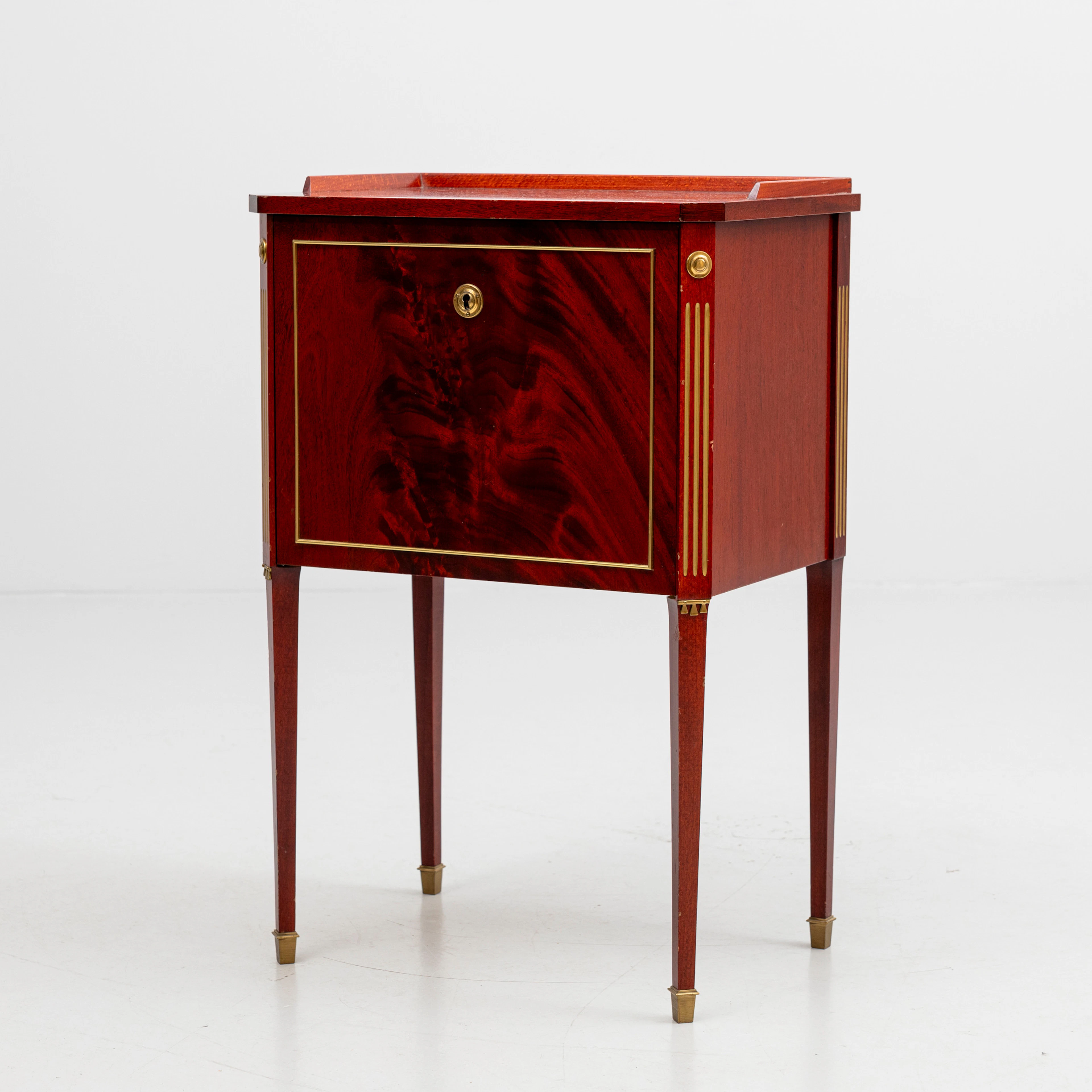 SIDOBORD/BYRÅ, gustaviansk stil, mahognyfanér, 1900-talets andra hälft.