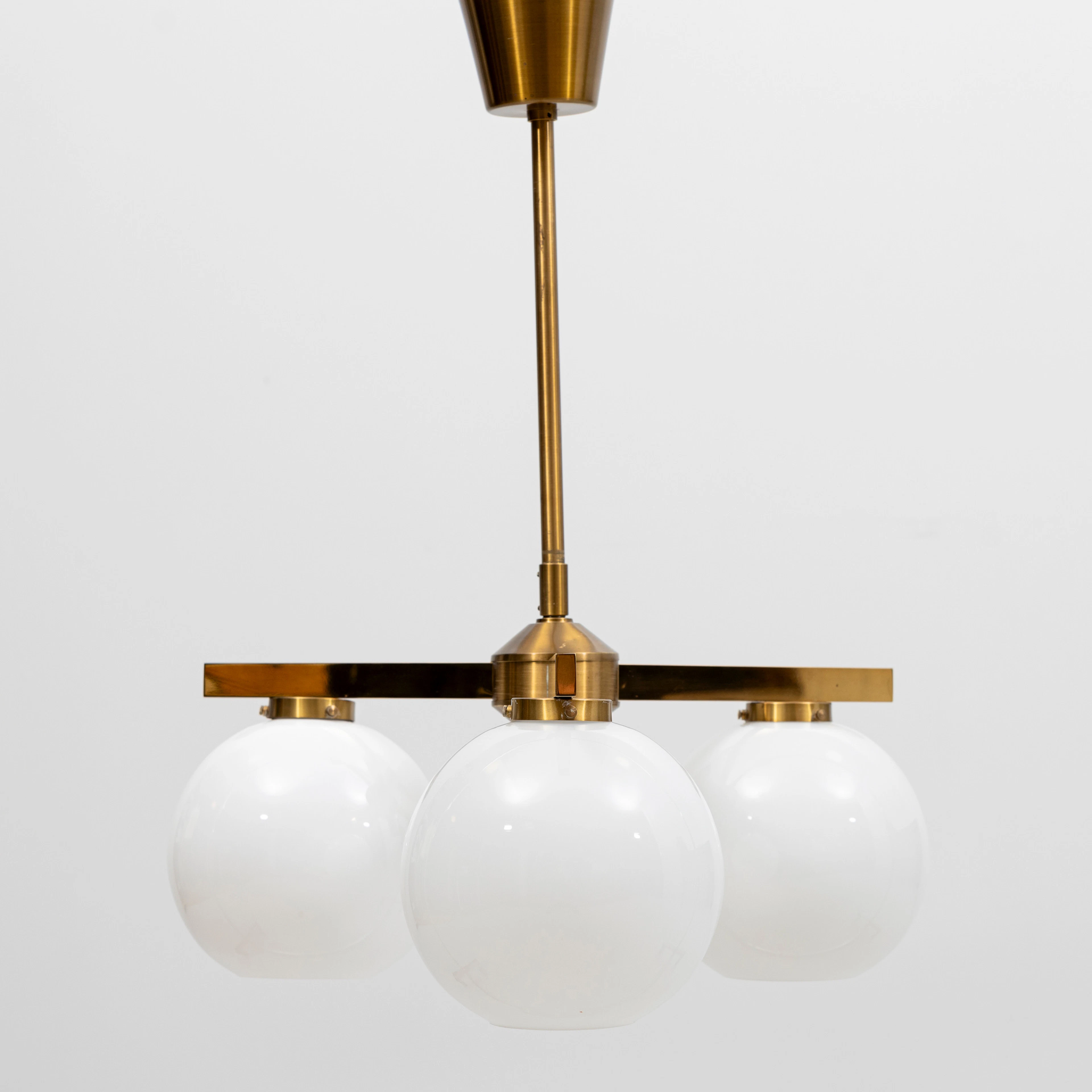 TAKLAMPA, metall, glaskupor, omärkt, 1900-talets andra hälft. Höjd ca 63 cm.