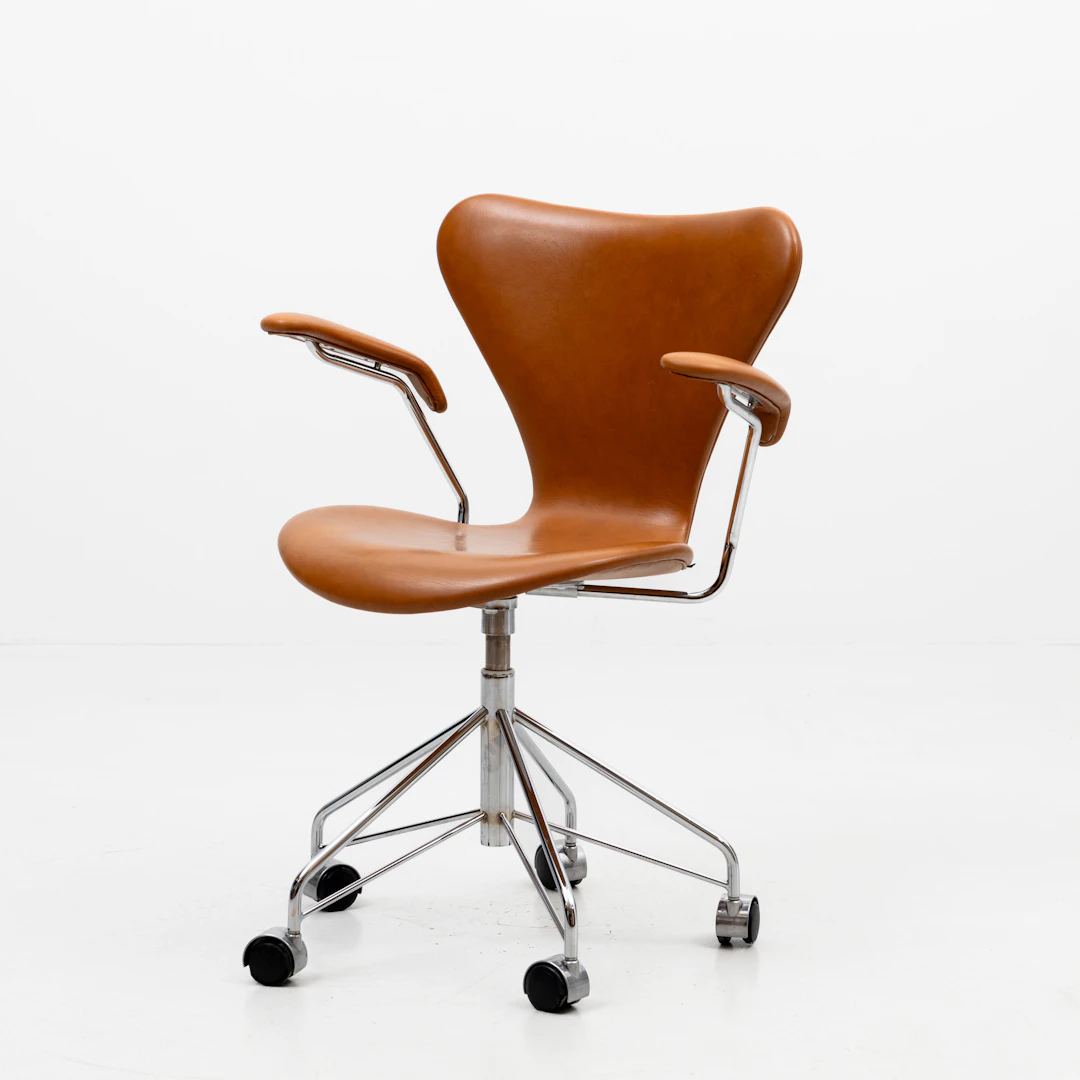 ARNE JACOBSEN. Skrivbordsstol, "Sjuan", Fritz Hansen, cognacsfärgat