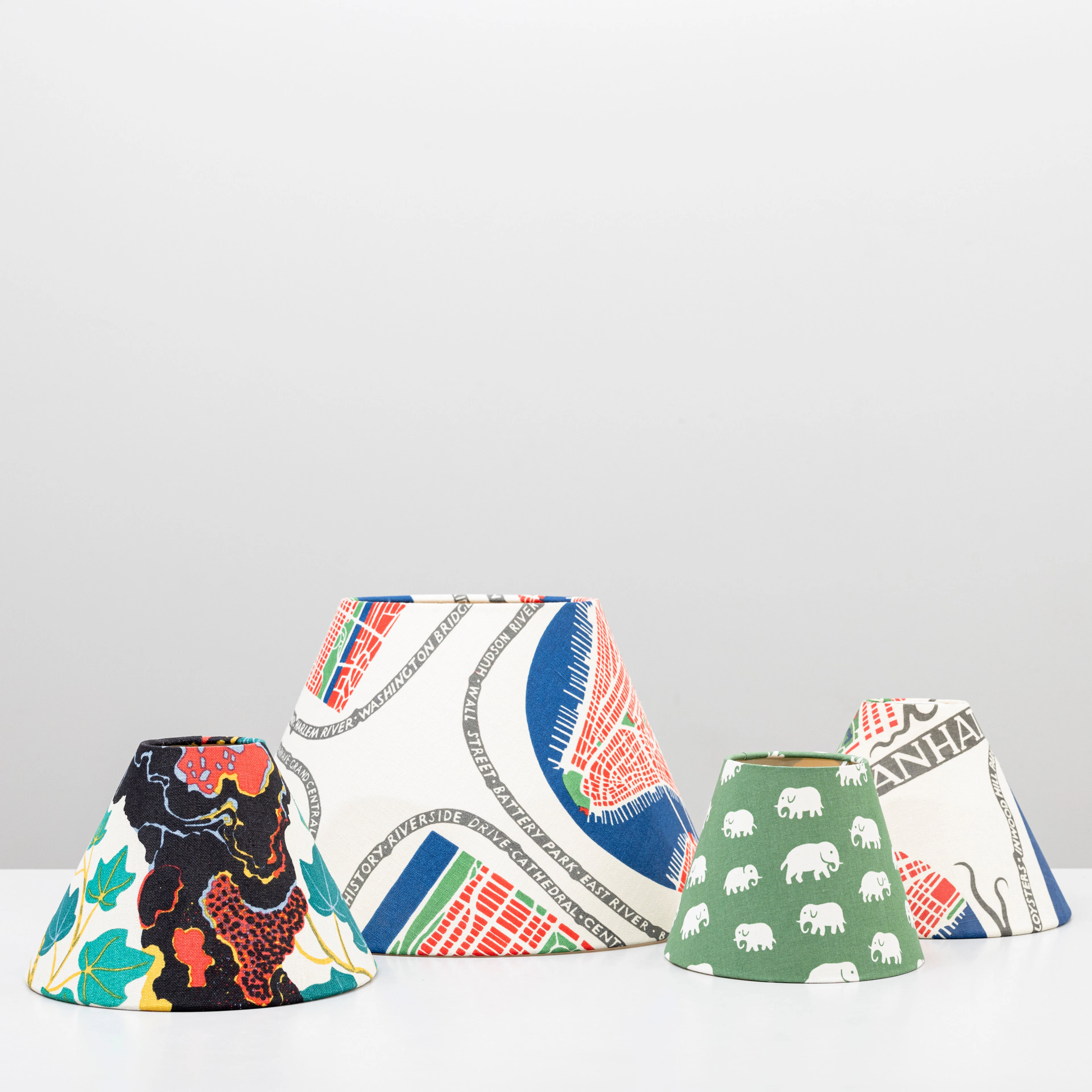 LAMPSKÄRMAR, 4 st, olika modeller, textil av Josef Frank samt Estrid