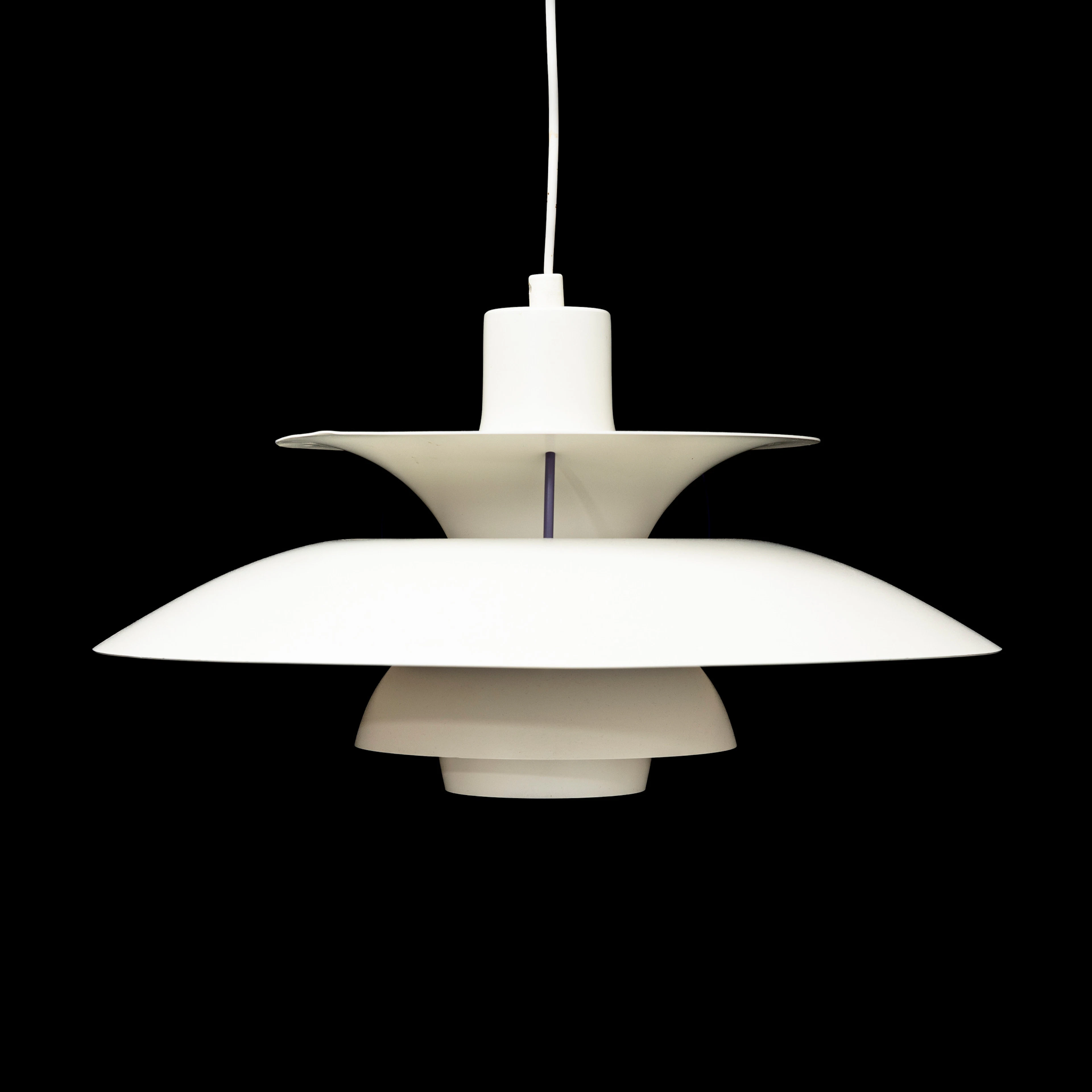 POUL HENNINGSEN. Taklampa, "PH 5", för Louis Poulsen, Danmark.