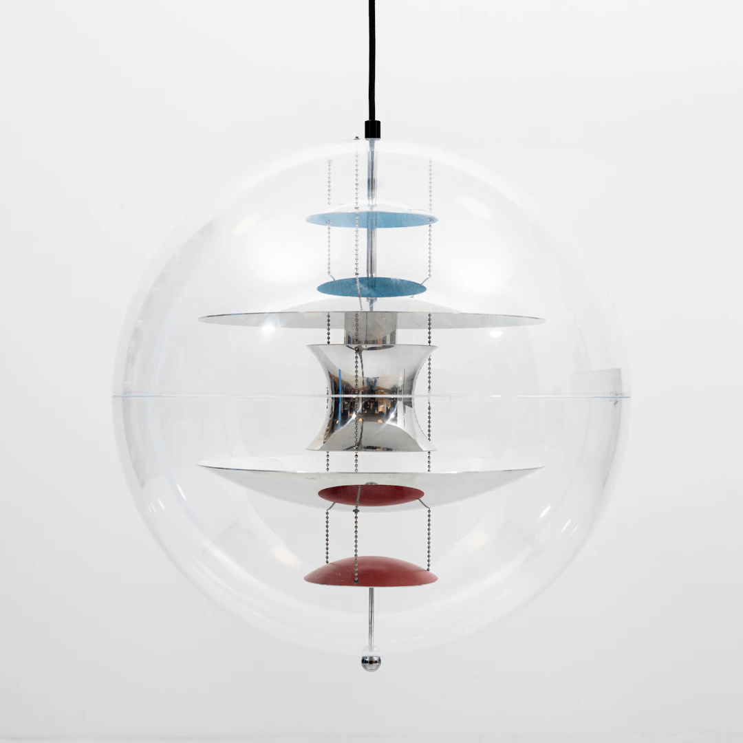 VERNER PANTON. Pendellampa, "VP Globe", akryl och aluminium, Verpan, Danmark.