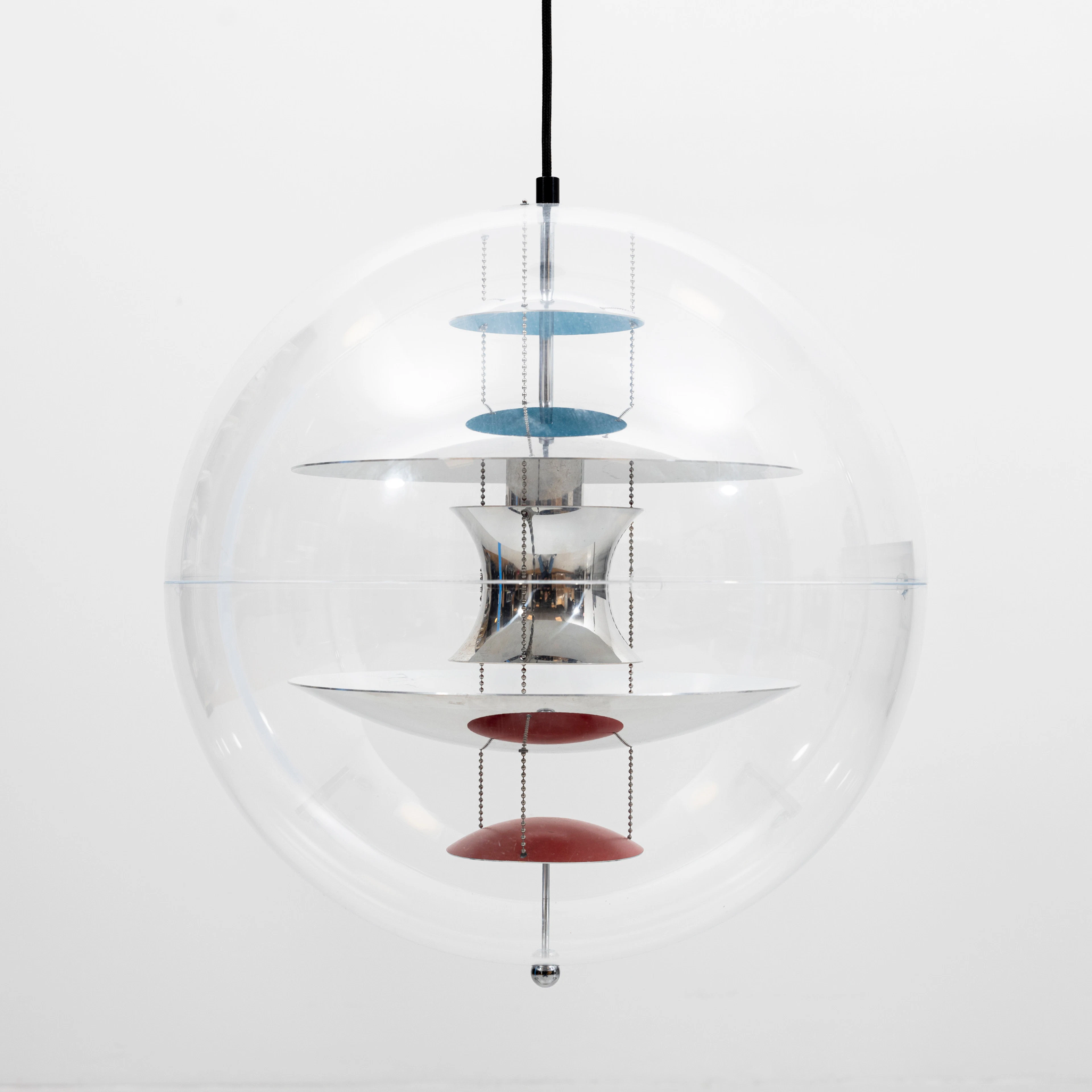 VERNER PANTON. Pendellampa, "VP Globe", akryl och aluminium, Verpan, Danmark.