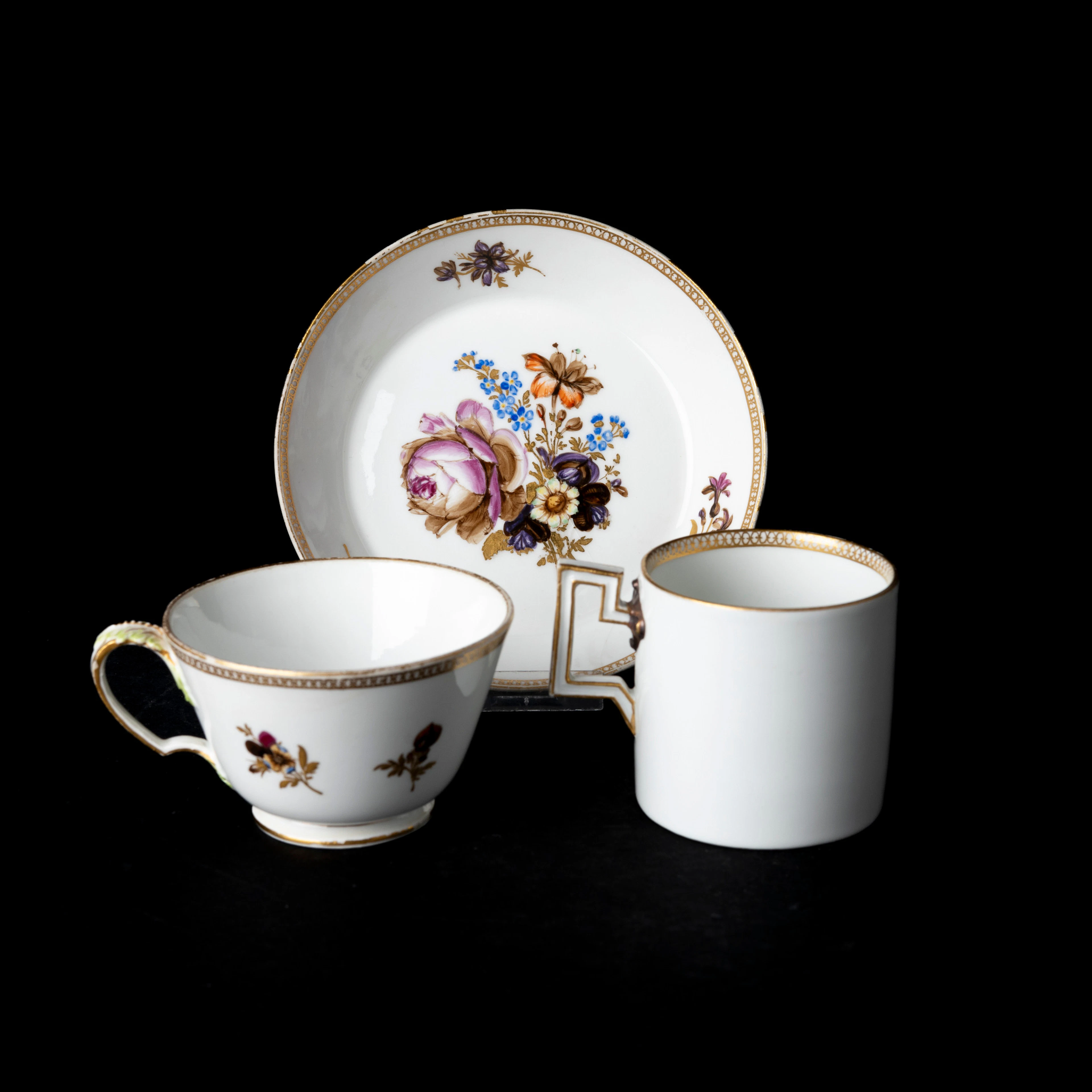 KOPPAR, 2 st samt 1 st fat, Meissen, porslin, (Marcolini period 1774-1814).