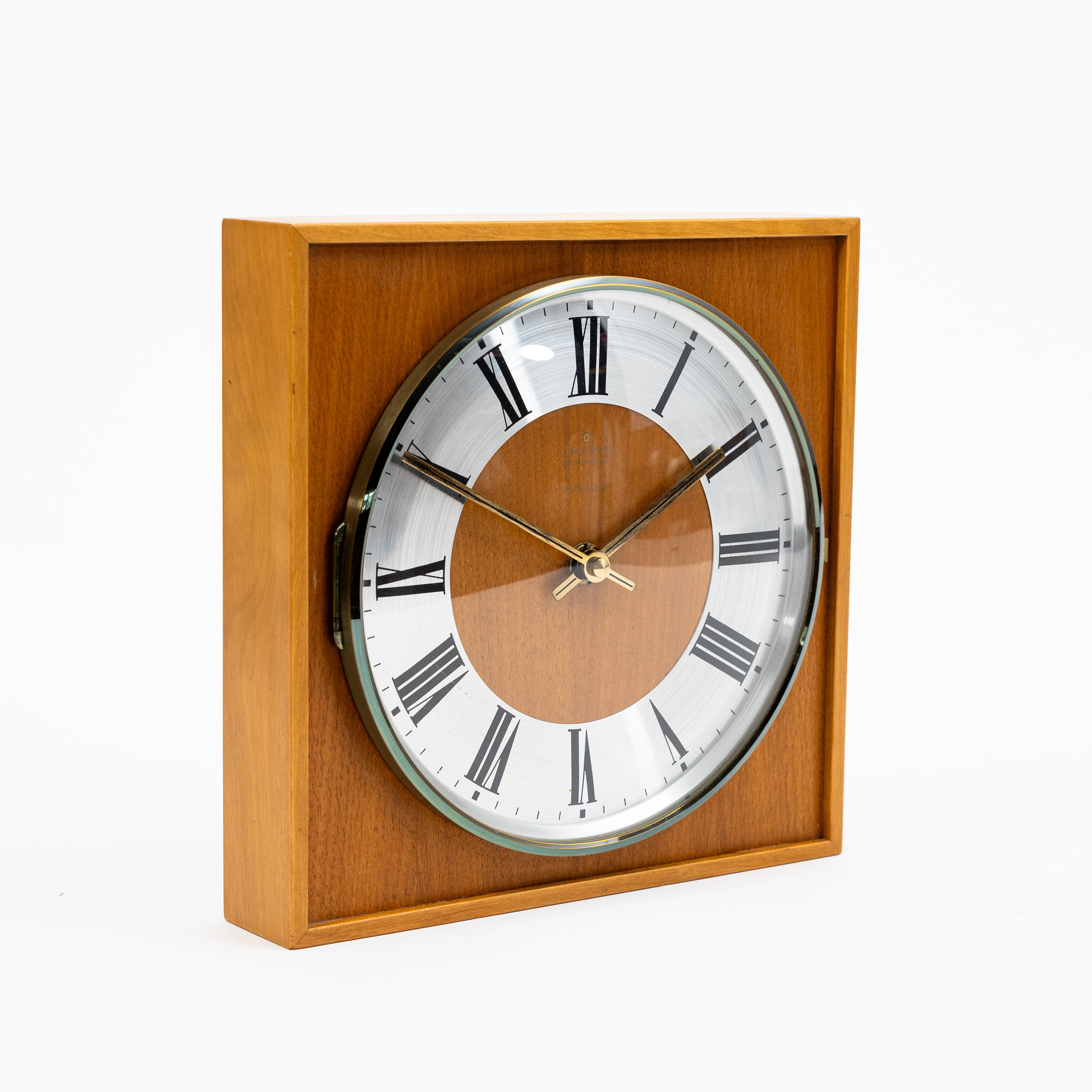 VÄGGUR, nr 2297, teak/bok, etikettmärkt Junghans, 1960-tal.