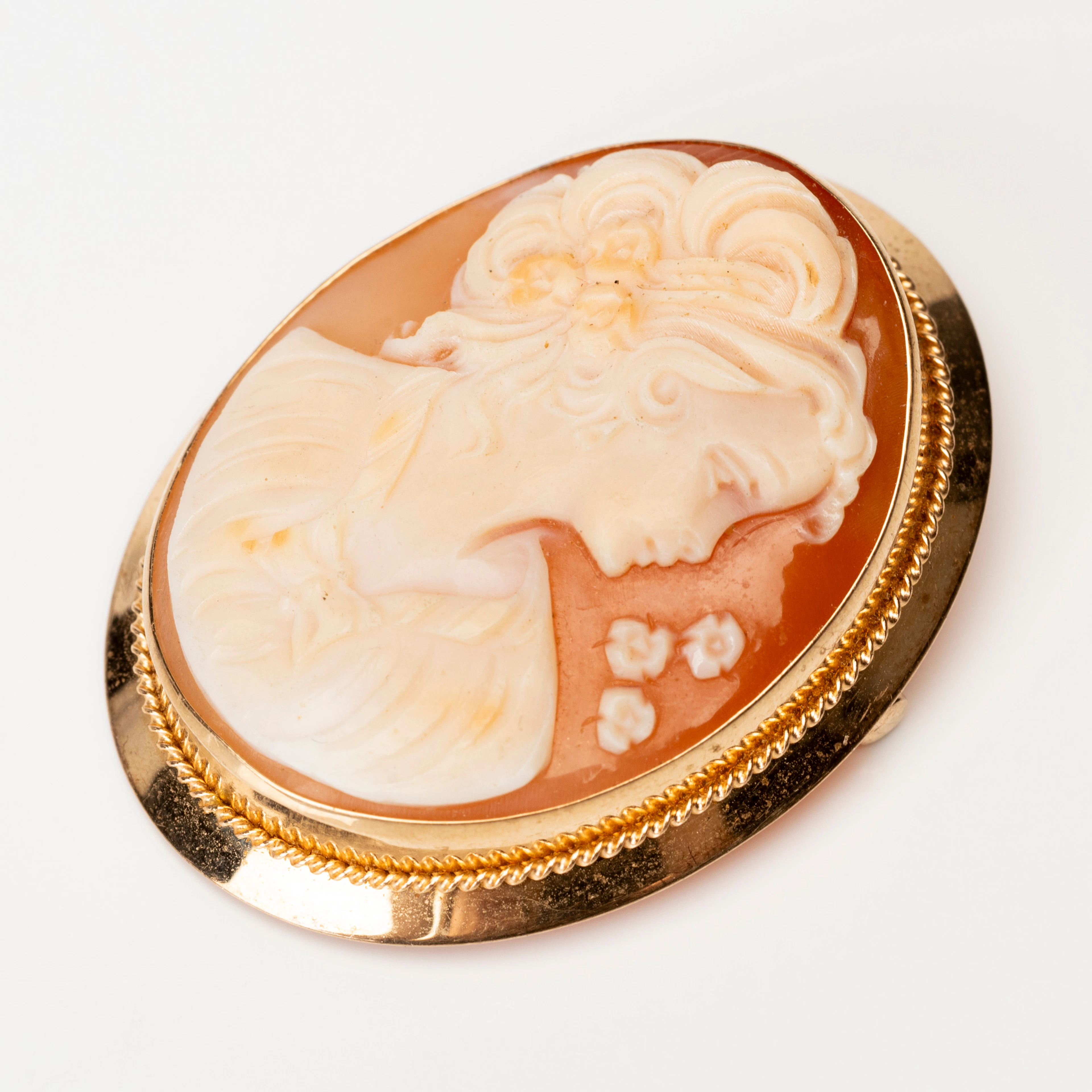 BROSCH/HÄNGE, snäckskalscamé, guld, 18K.