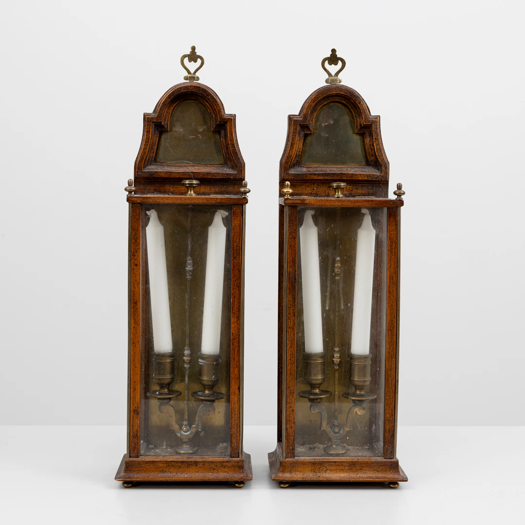 LAMPETTER / LYKTOR, ett par, mahogny, England, 1900-tal.