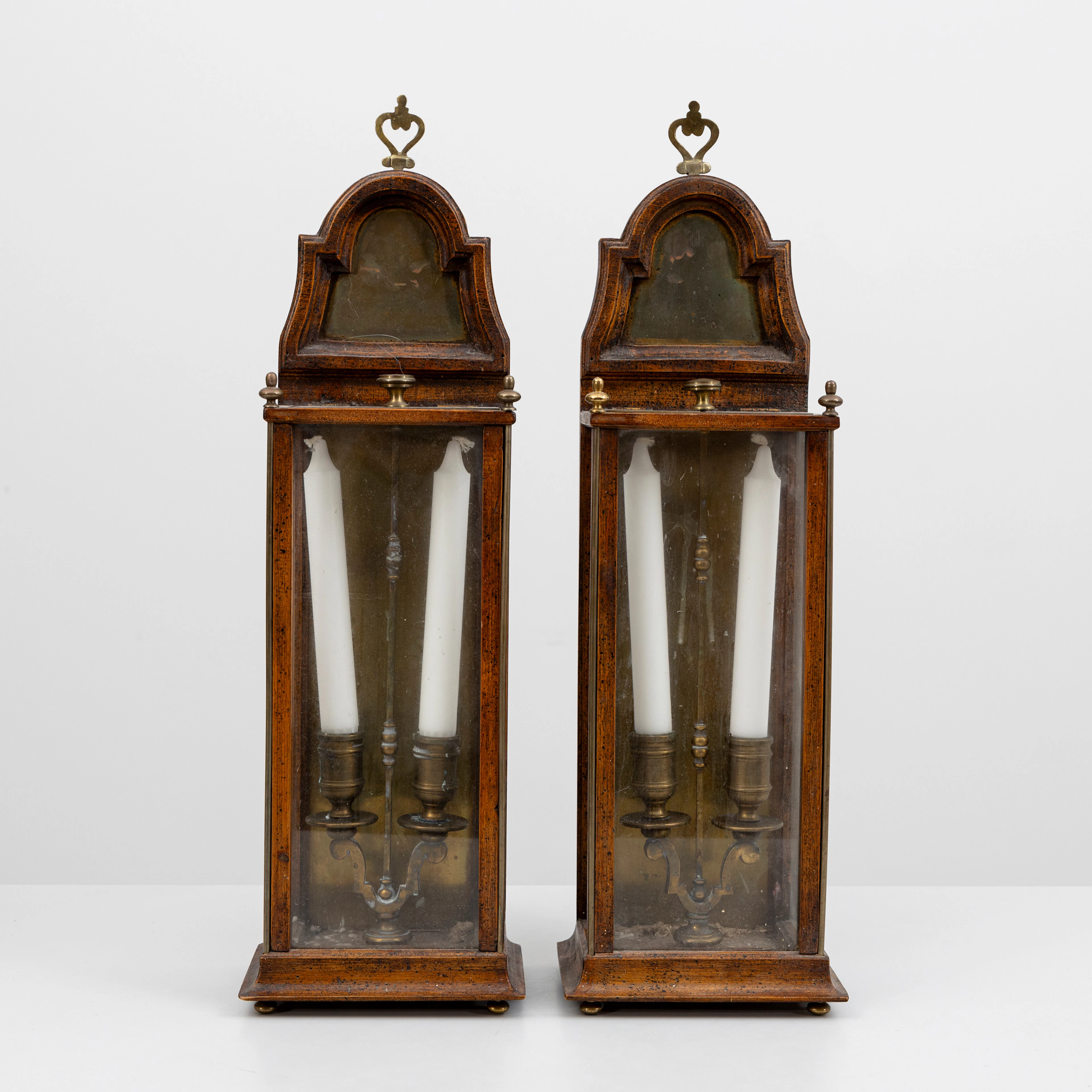LAMPETTER / LYKTOR, ett par, mahogny, England, 1900-tal.