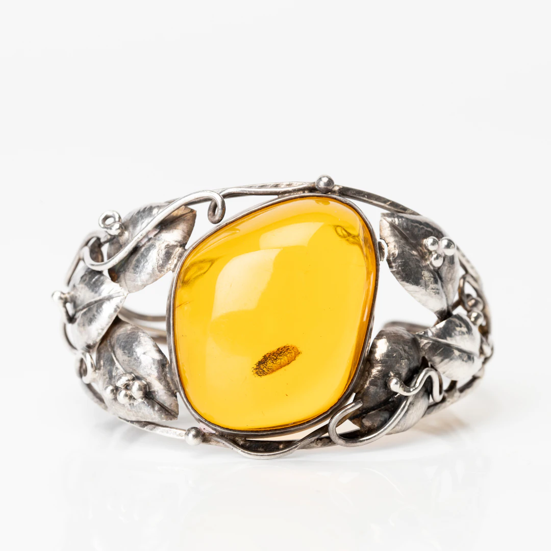 ARMRING, silver och bärnstensimitation.