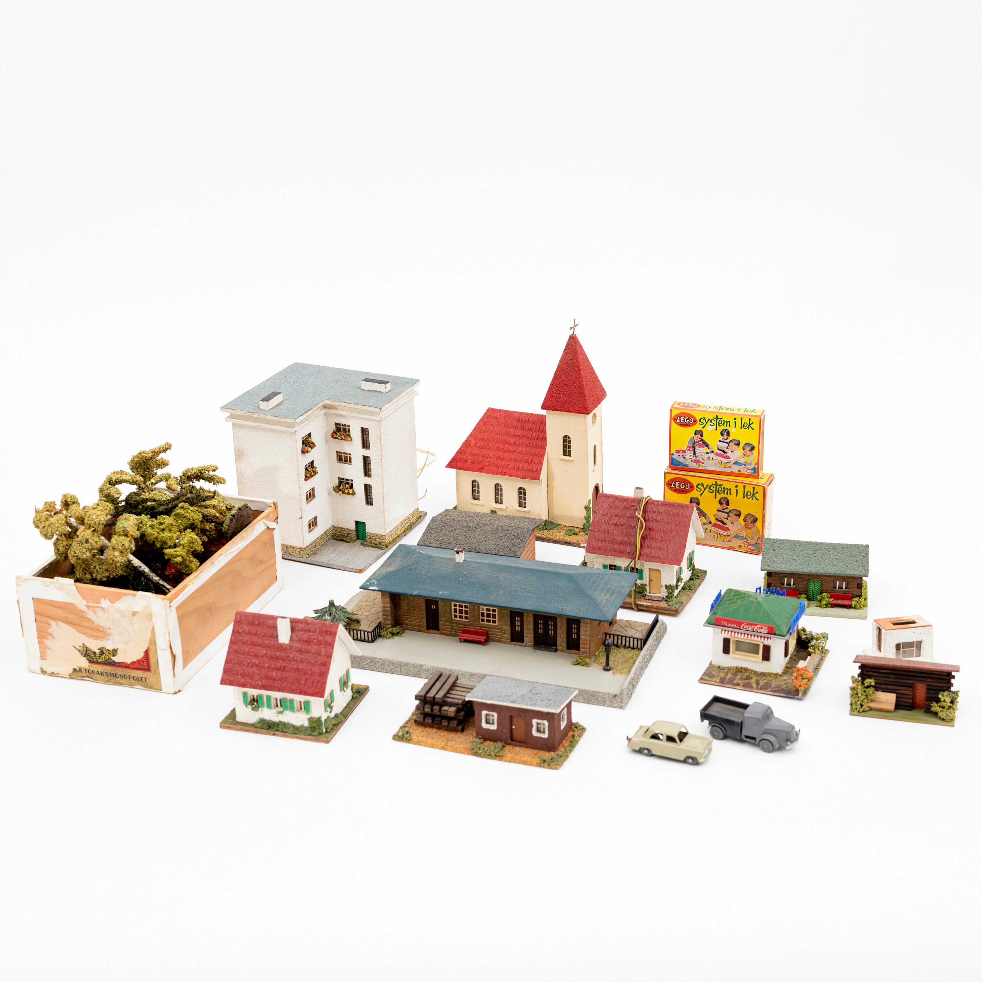 RS, Vau-Pe, Faller och LEGO, ca 11 byggnader och tillbehör till modelljärnväg