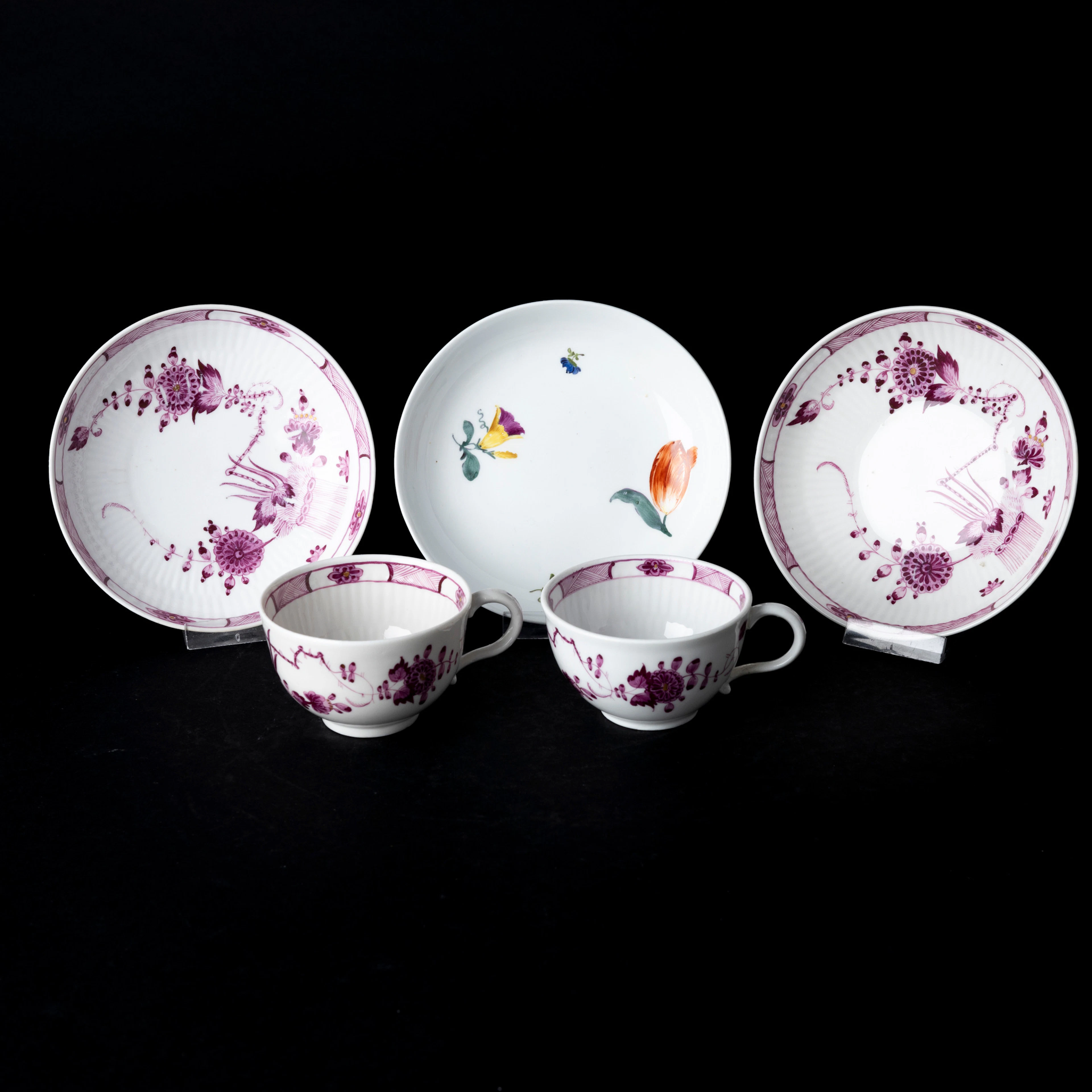 KOPPAR MED FAT, ett par, samt ett medföljande fat, Meissen, porslin, (1765-74).