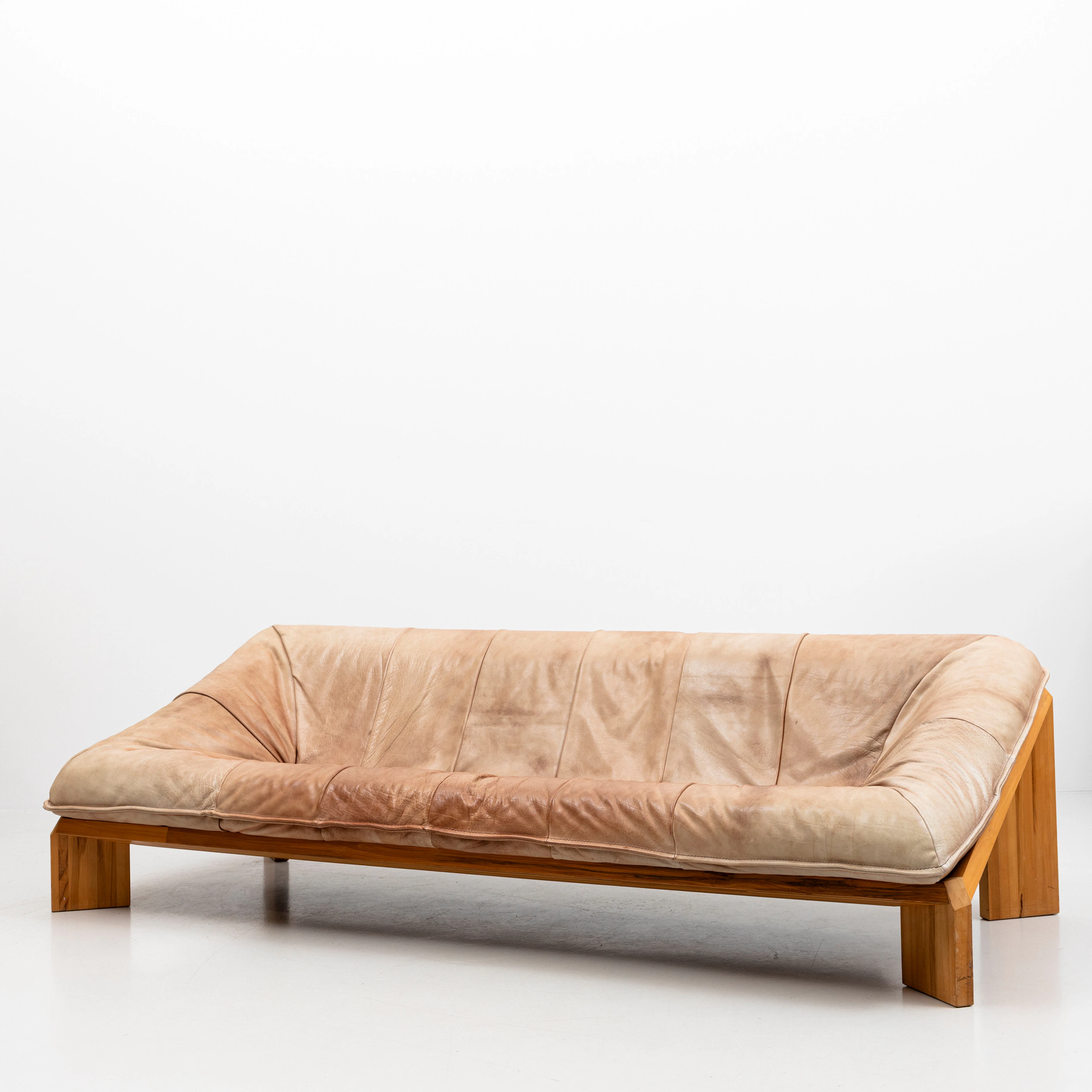 GERARD VAN DEN BERG. TILLSKRIVEN. Soffa "Oslo", Skinn och lövträ, 1970-tal.