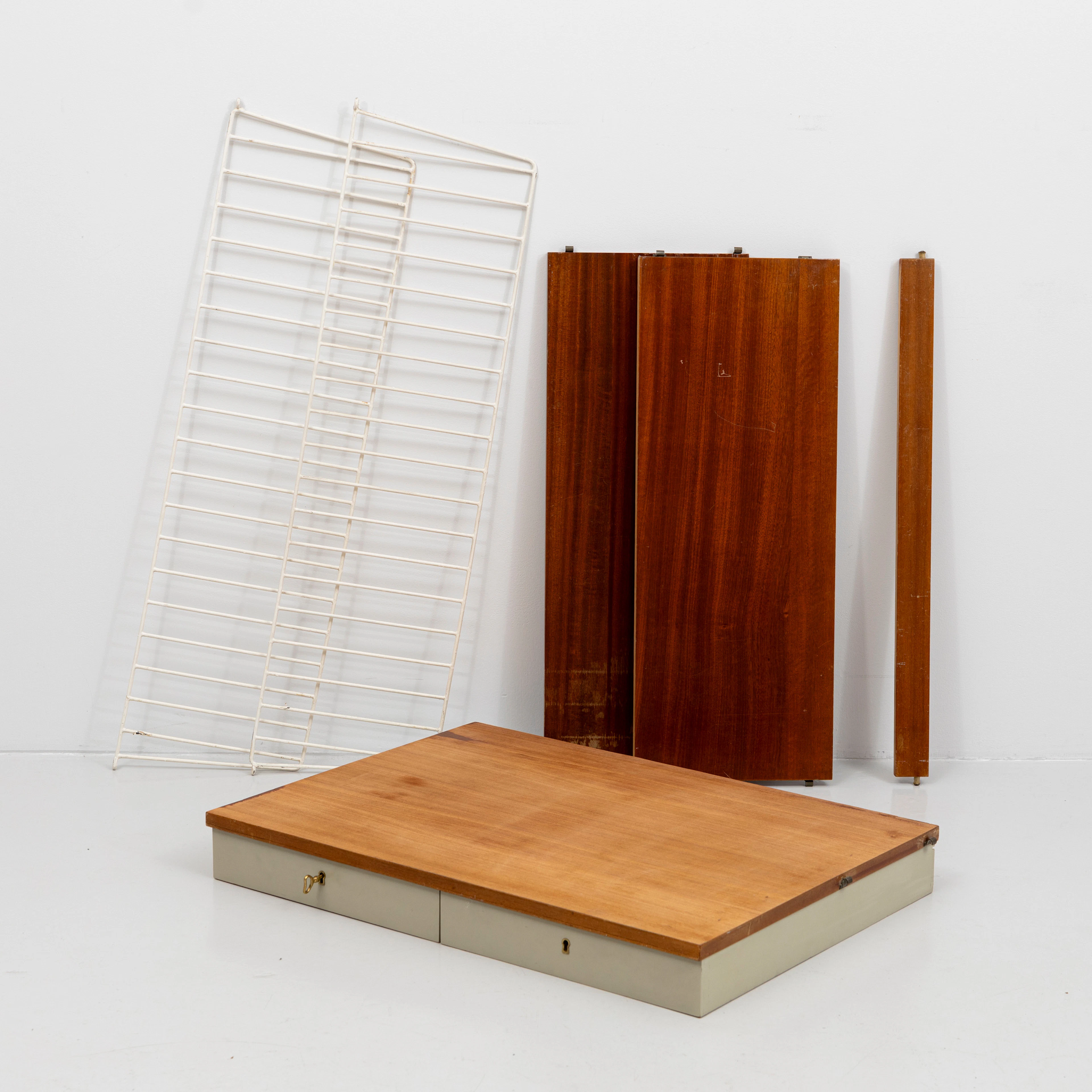 ISSE & KAJSA STRINNING. Hyllsystem, "String", 8 delar, 1950-tal.