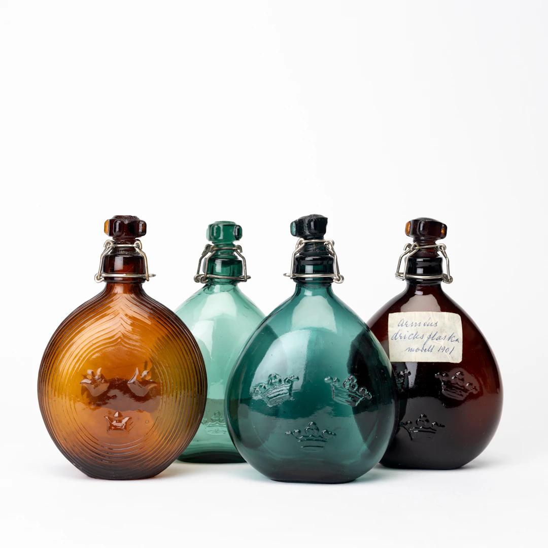 FÄLTFLASKOR, 4 st, formgjutna, tonat glas, 1900-talets första hälft.