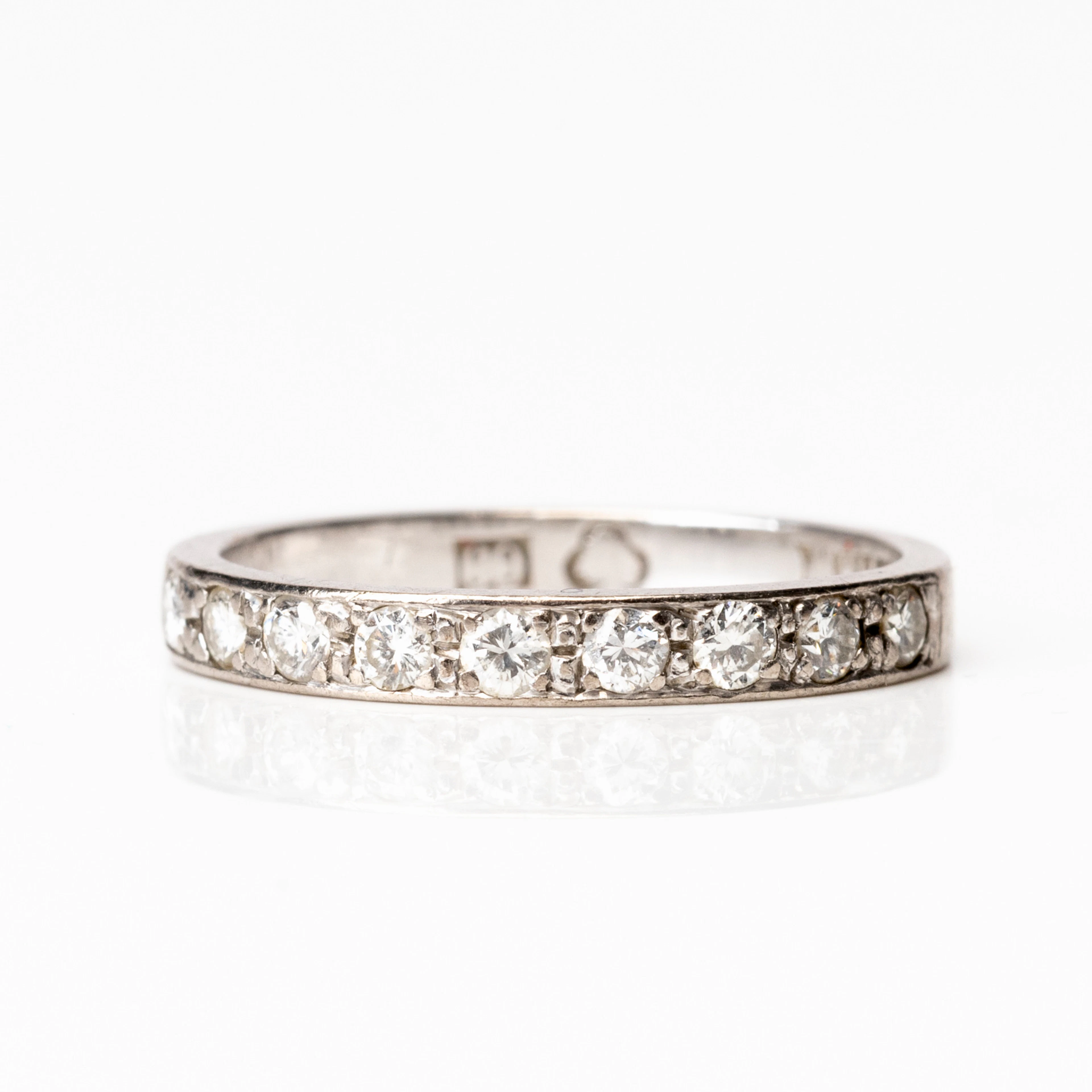 HALVALLIANSRING, vitguld, 18K samt diamanter, Mattinsons Ringfabrikation