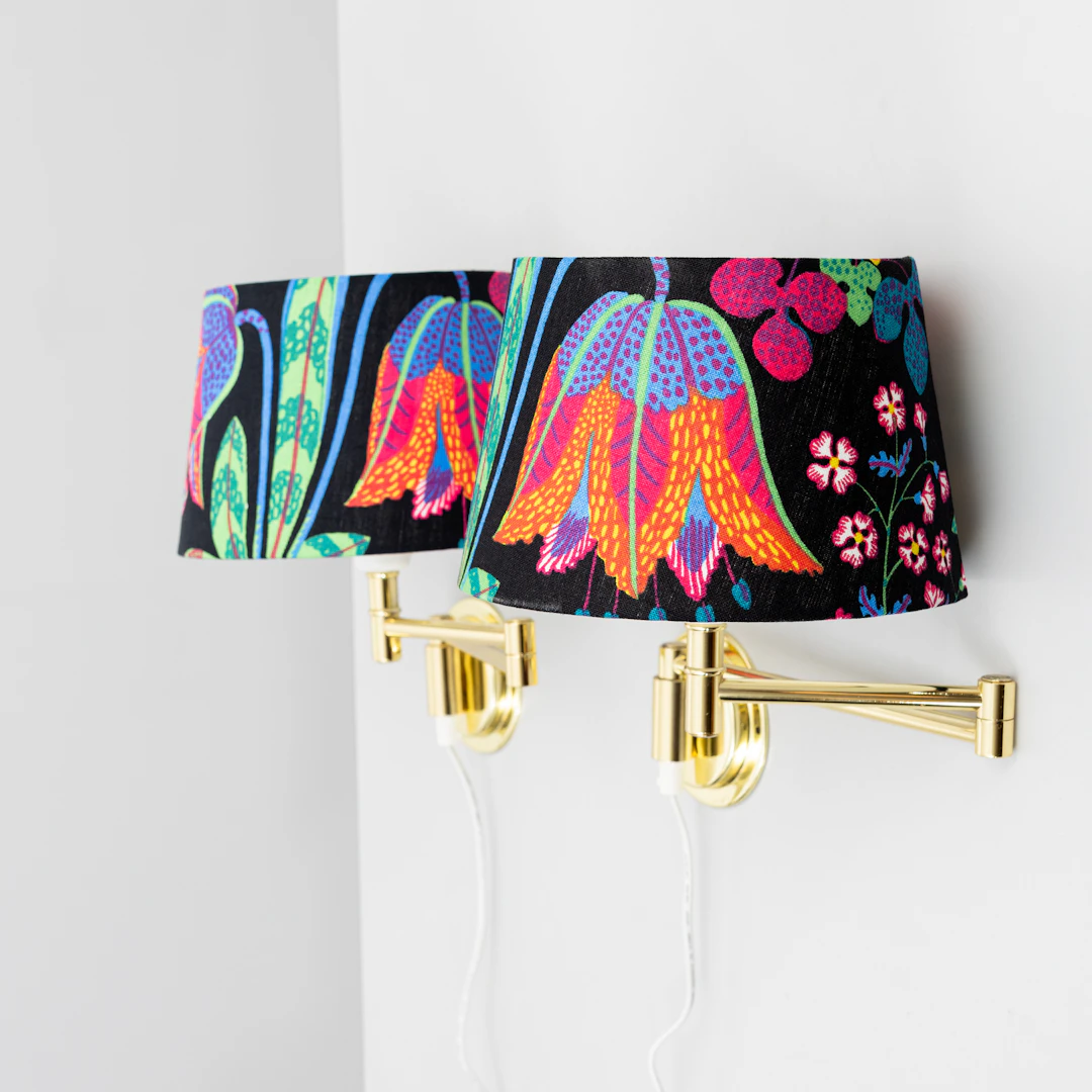 VÄGGLAMPOR, ett par, skärmar tyget "Under Ekvatorn" av Josef Frank