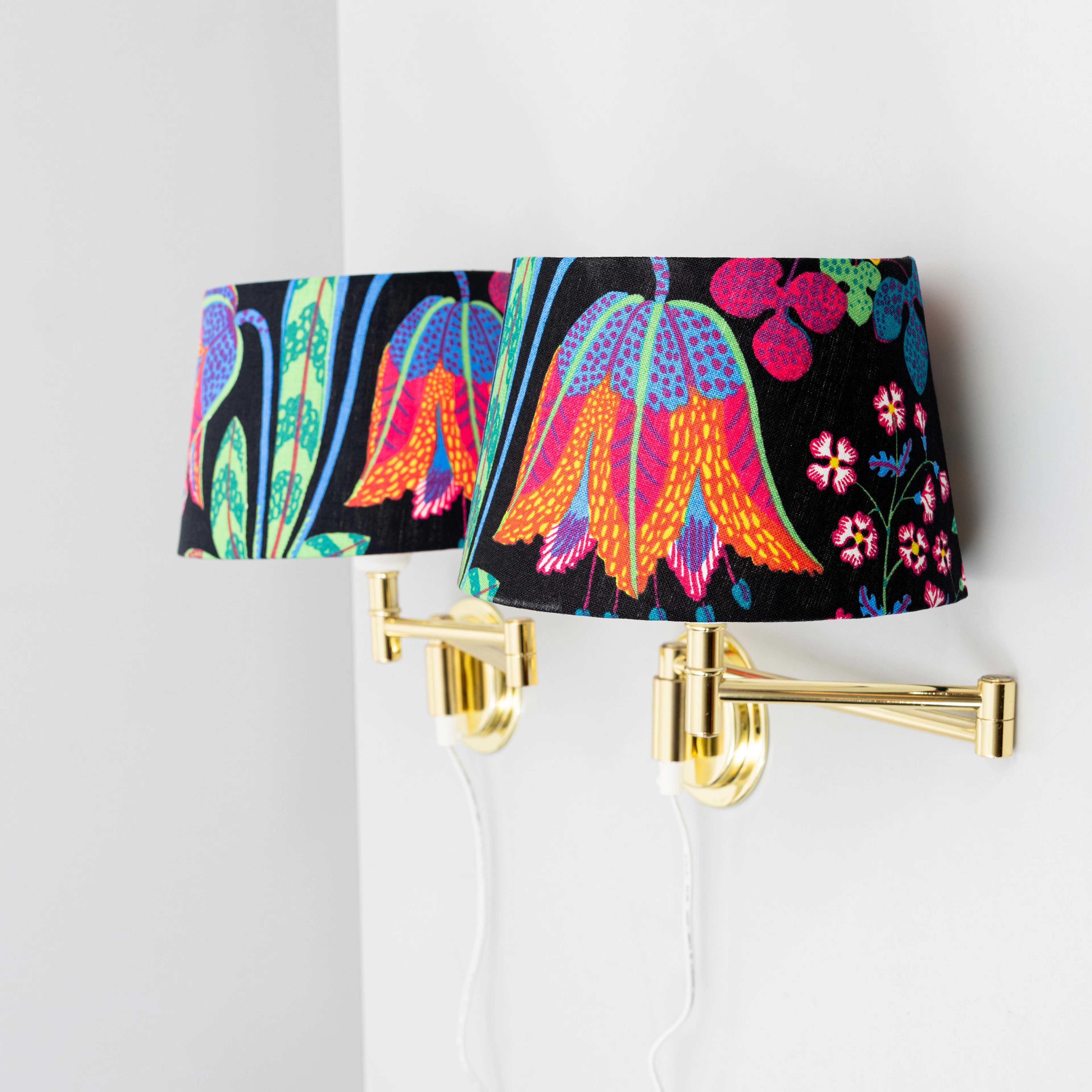 VÄGGLAMPOR, ett par, skärmar tyget "Under Ekvatorn" av Josef Frank