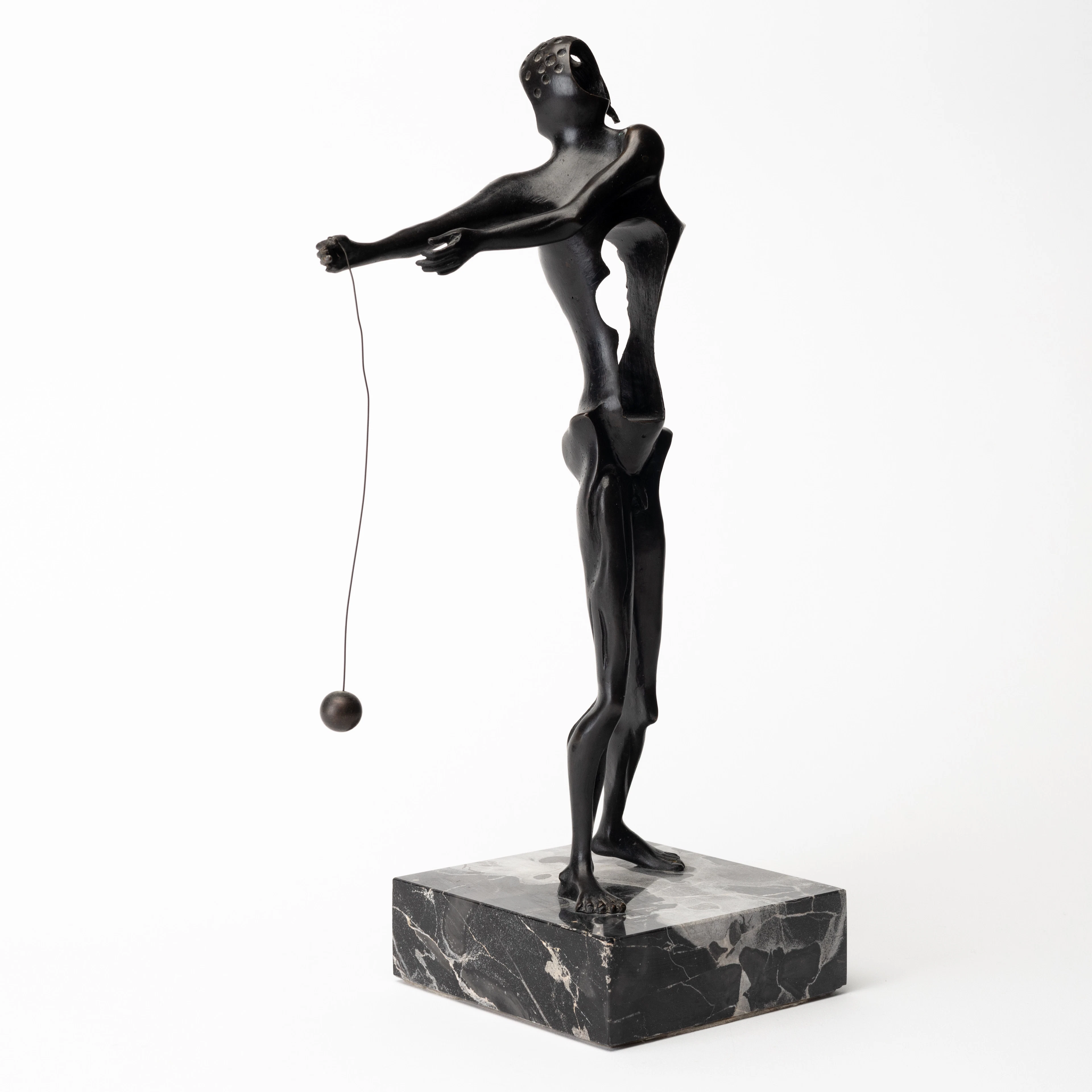 SALVADOR DALÍ. Skulptur, patinerad brons, cire perdue, på marmorsockel