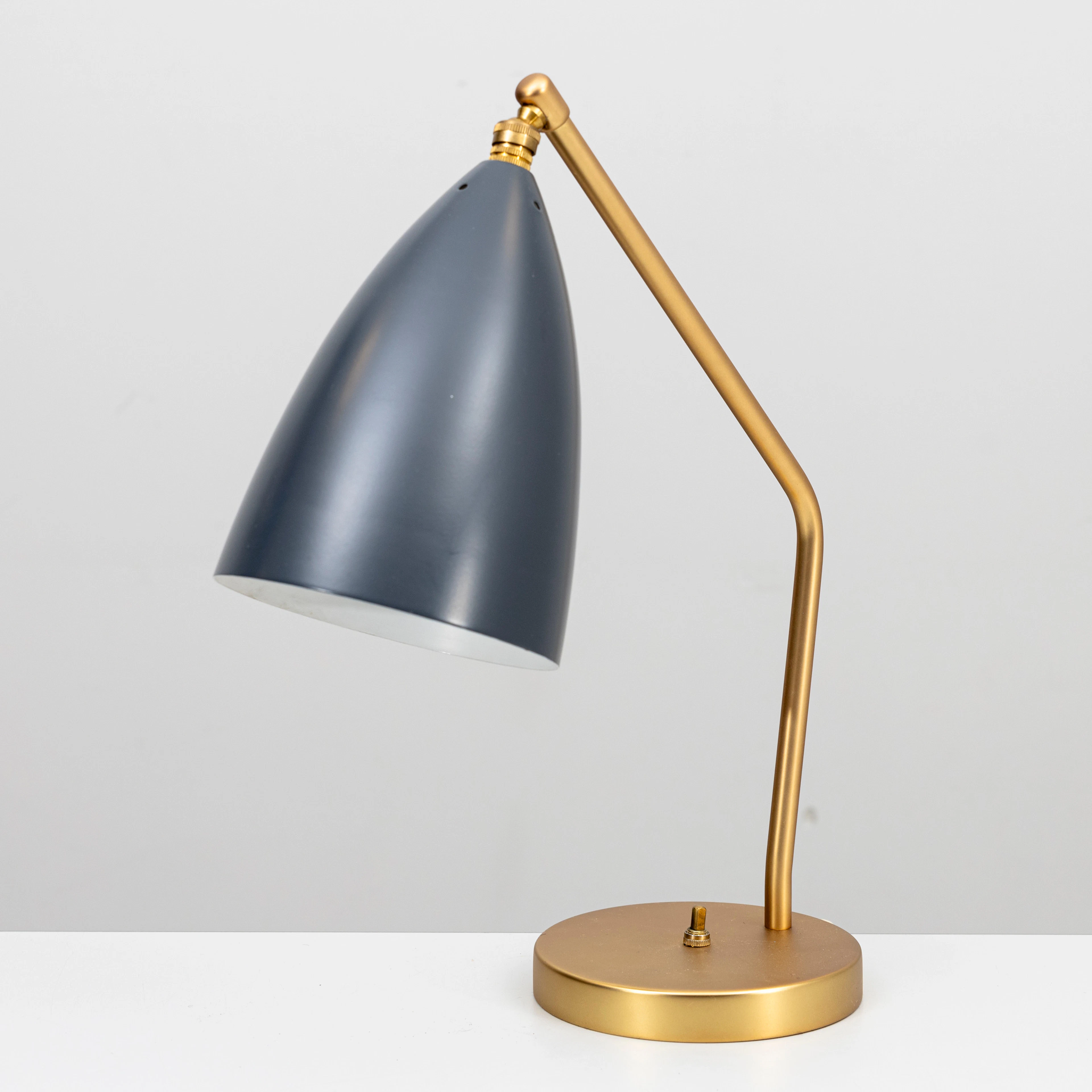 GRETA MAGNUSSON-GROSSMAN. BORDSLAMPA, mässing och pulverlackerad aluminium