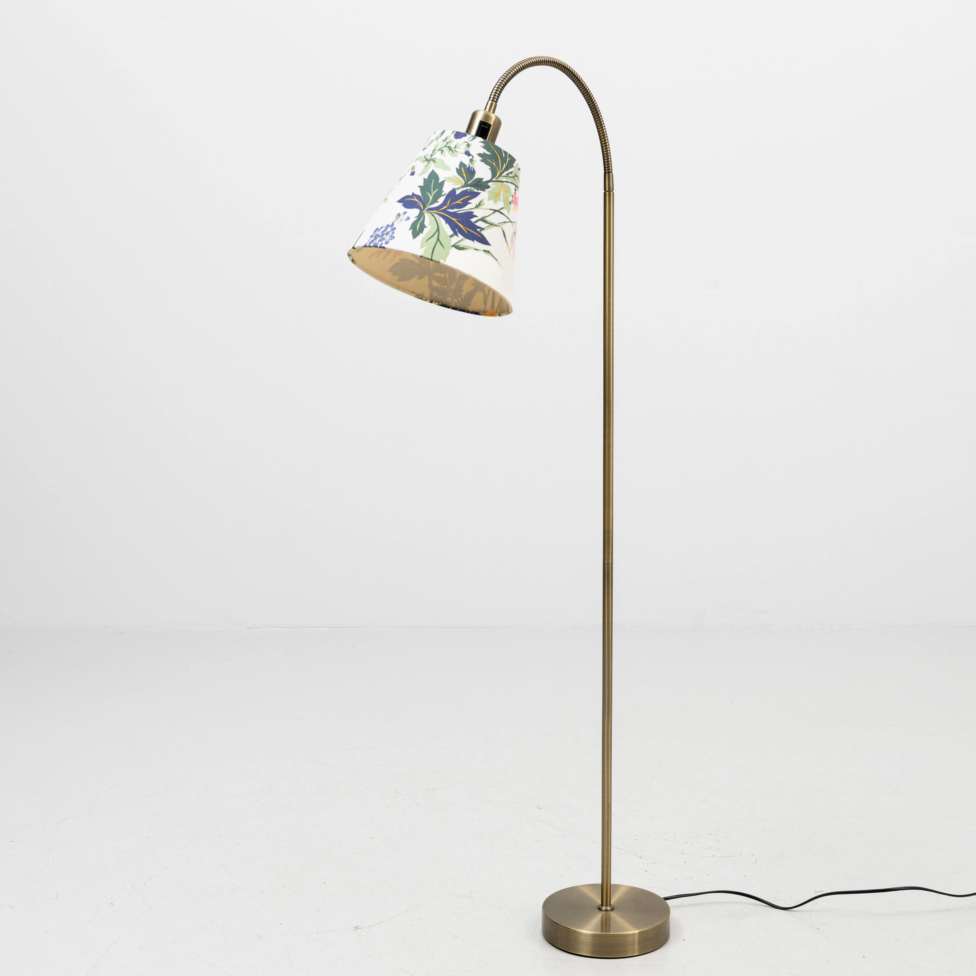 GOLVLAMPA, gulmetall, modell nr 19324, Aneta, Växjö.