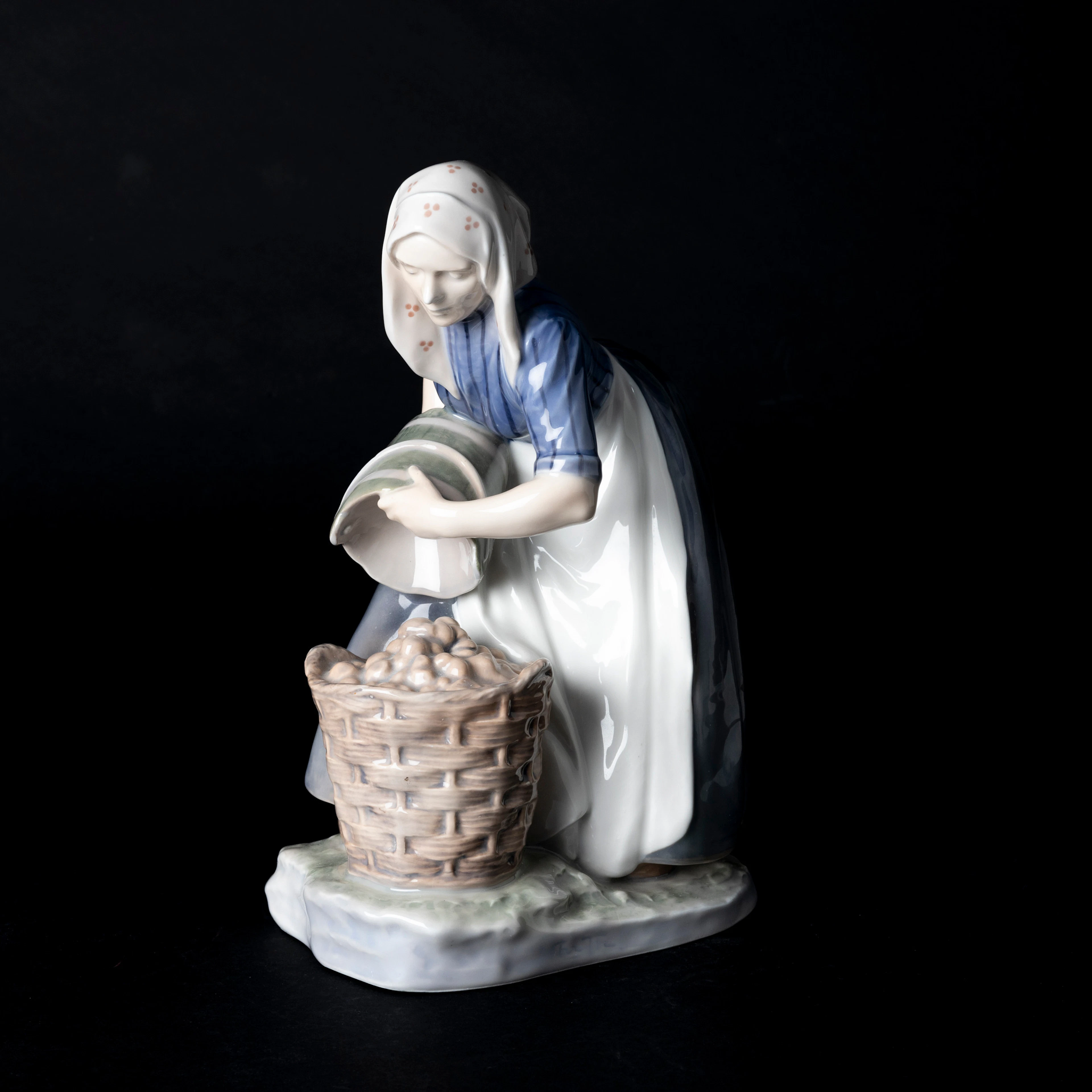 FIGURIN, porslin, 1549, Royal Copenhagen, Danmark, 1900-talets mitt.