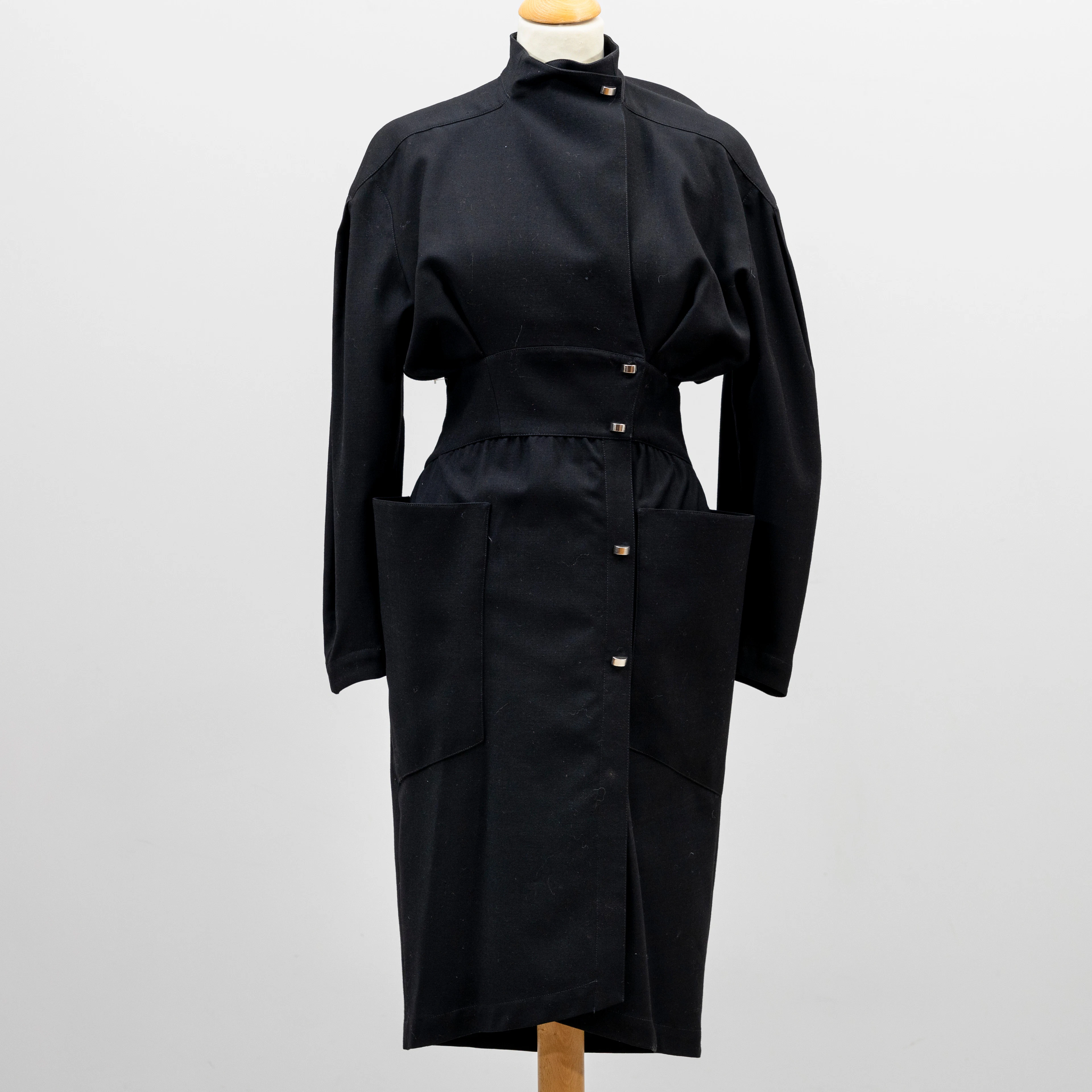 THIERRY MUGLER (1948-22). Klänning, ull, Paris, Frankrike, 1980-tal