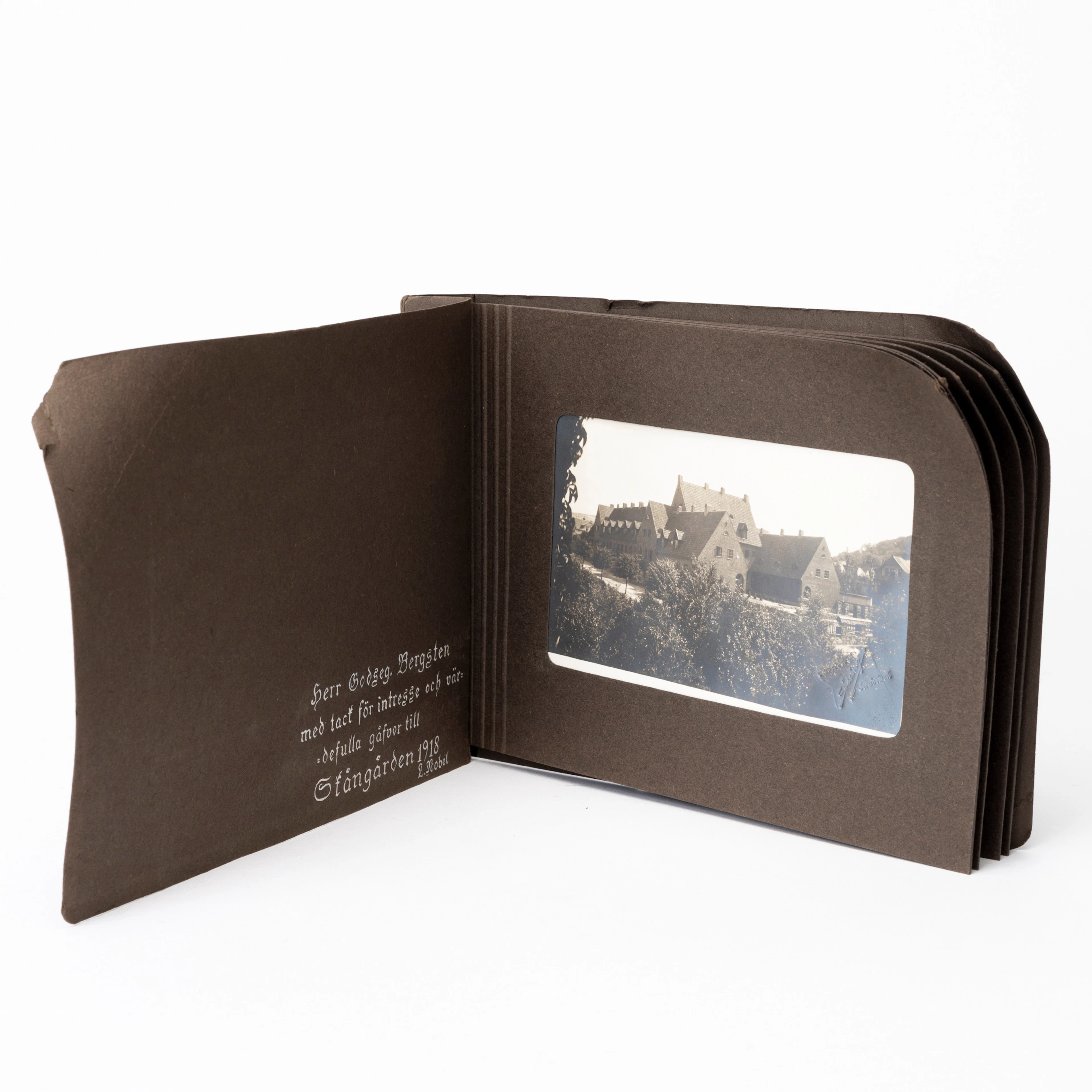 FOTOBOK med fotografier från Skånegården 1918 med dedikation.