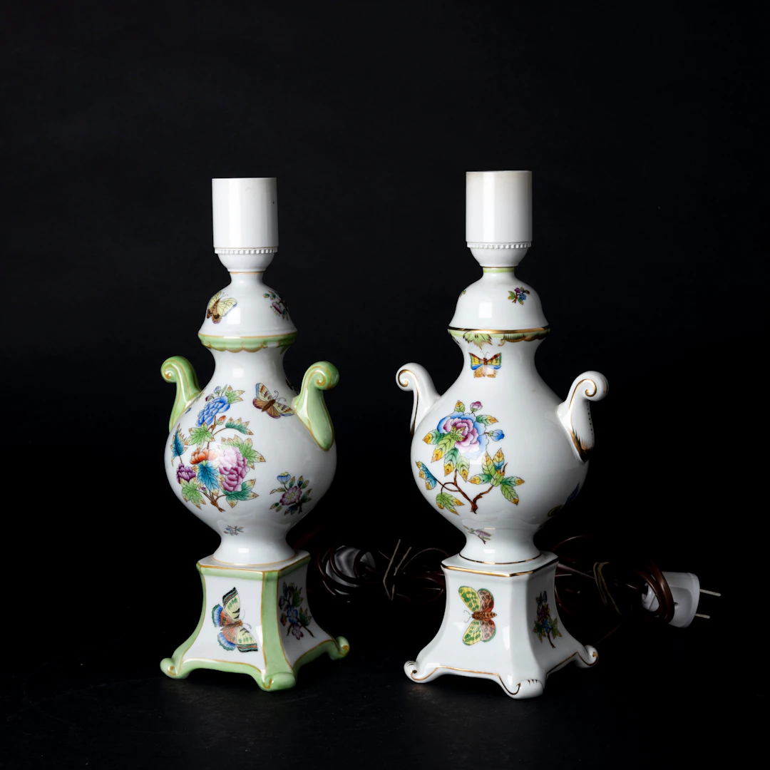 BORDSLAMPOR, 2 st snarlika, porslin, "Queen Victoria", stämpelmärkta