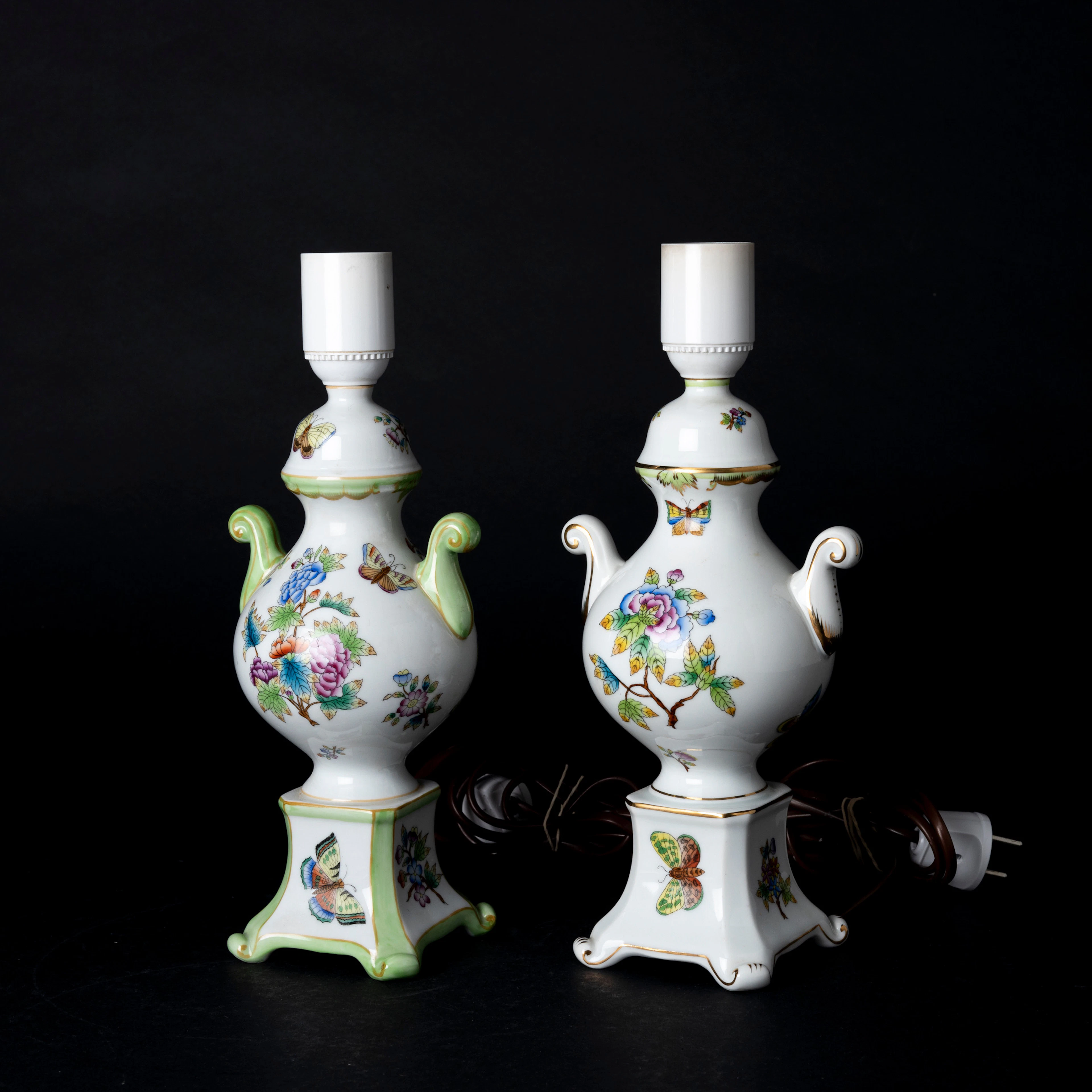 BORDSLAMPOR, 2 st snarlika, porslin, "Queen Victoria", stämpelmärkta