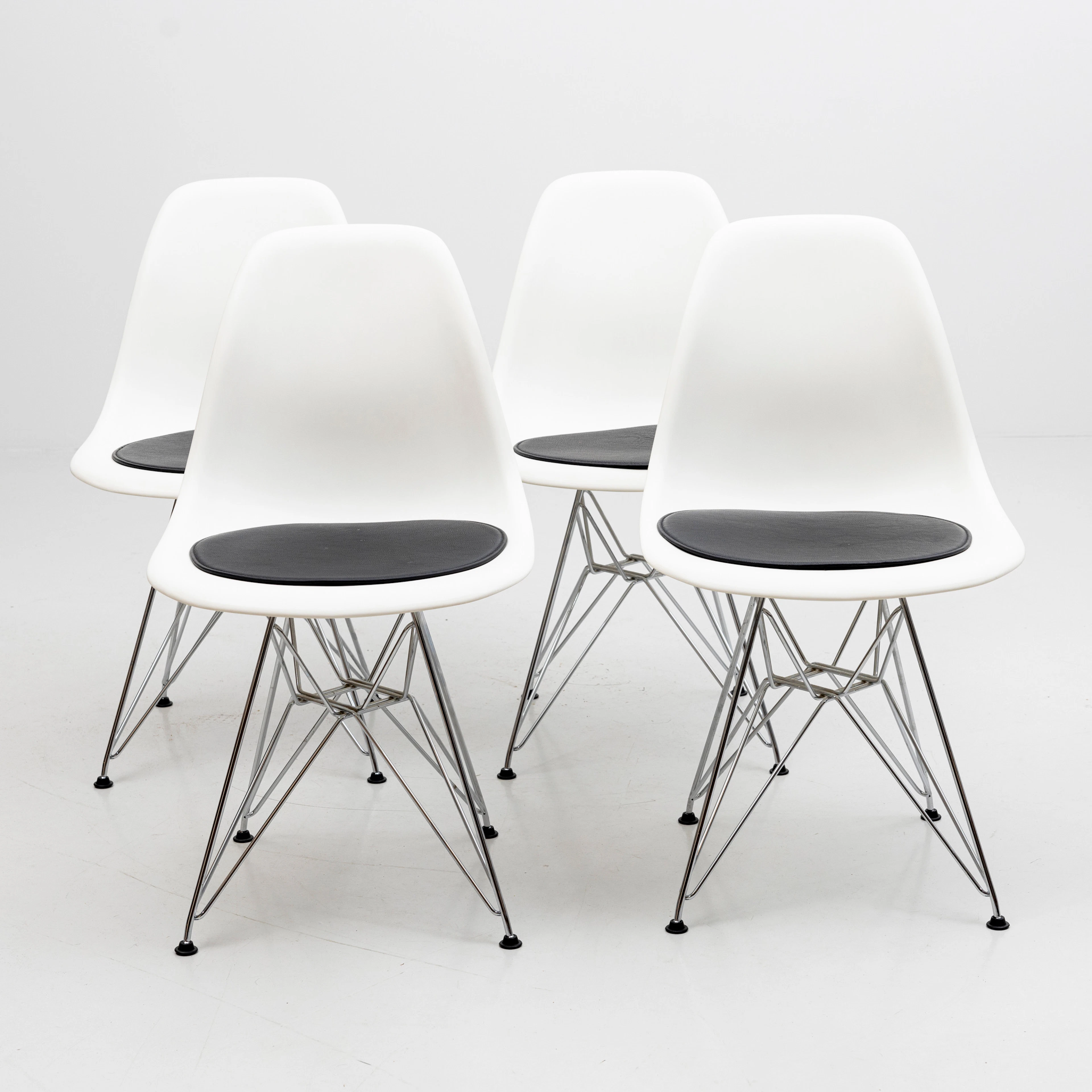 CHARLES & RAY EAMES. Stolar, 4 st, Plastic Chair, stål, etikett och