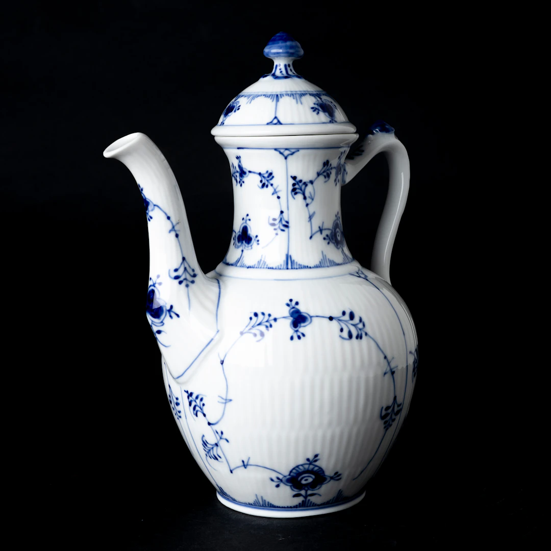 KAFFEKANNA, porslin, "Musselmalet", modell nr 417, halvblond, Royal