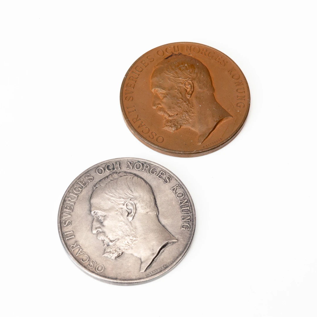 JUBILEUMSMEDALJER, 2 st, silver resp. brons, Oscar II:s 25-års jubileum, 1897.