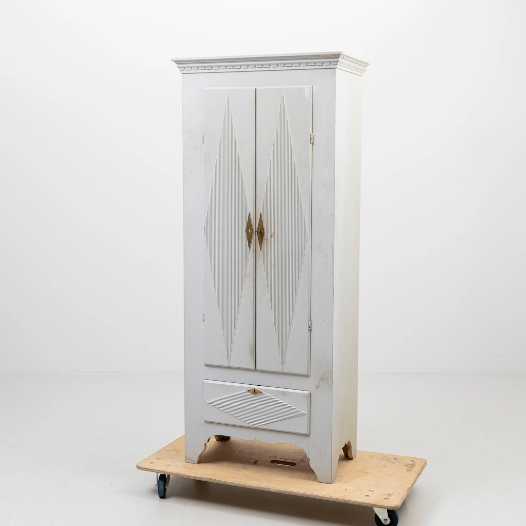 SKÅP, gråmålat, gustaviansk stil, 1900-talets första hälft.