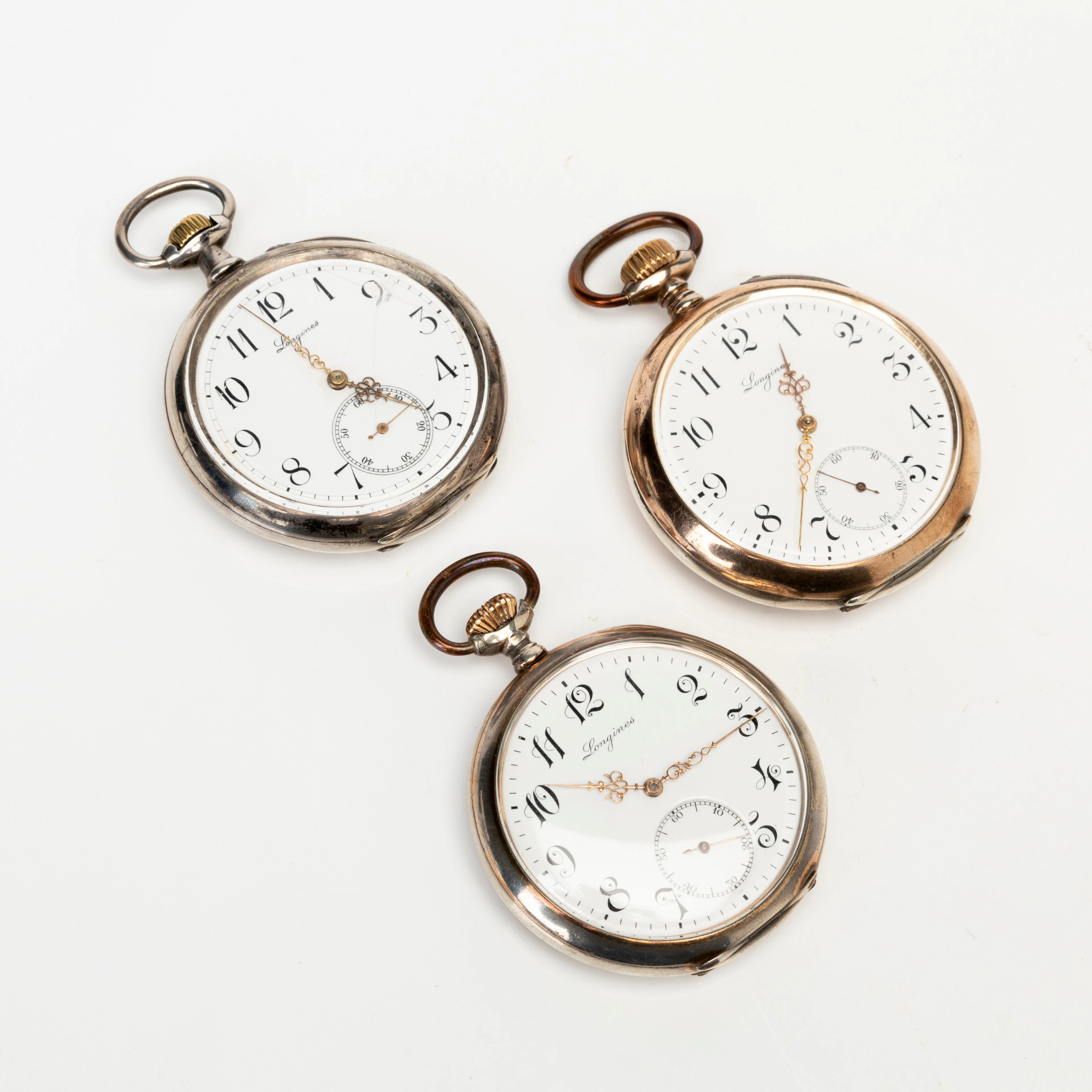 LONGINES, 3 st fickur, manuella, yttre och inre boetter av silver, 1900-tal.