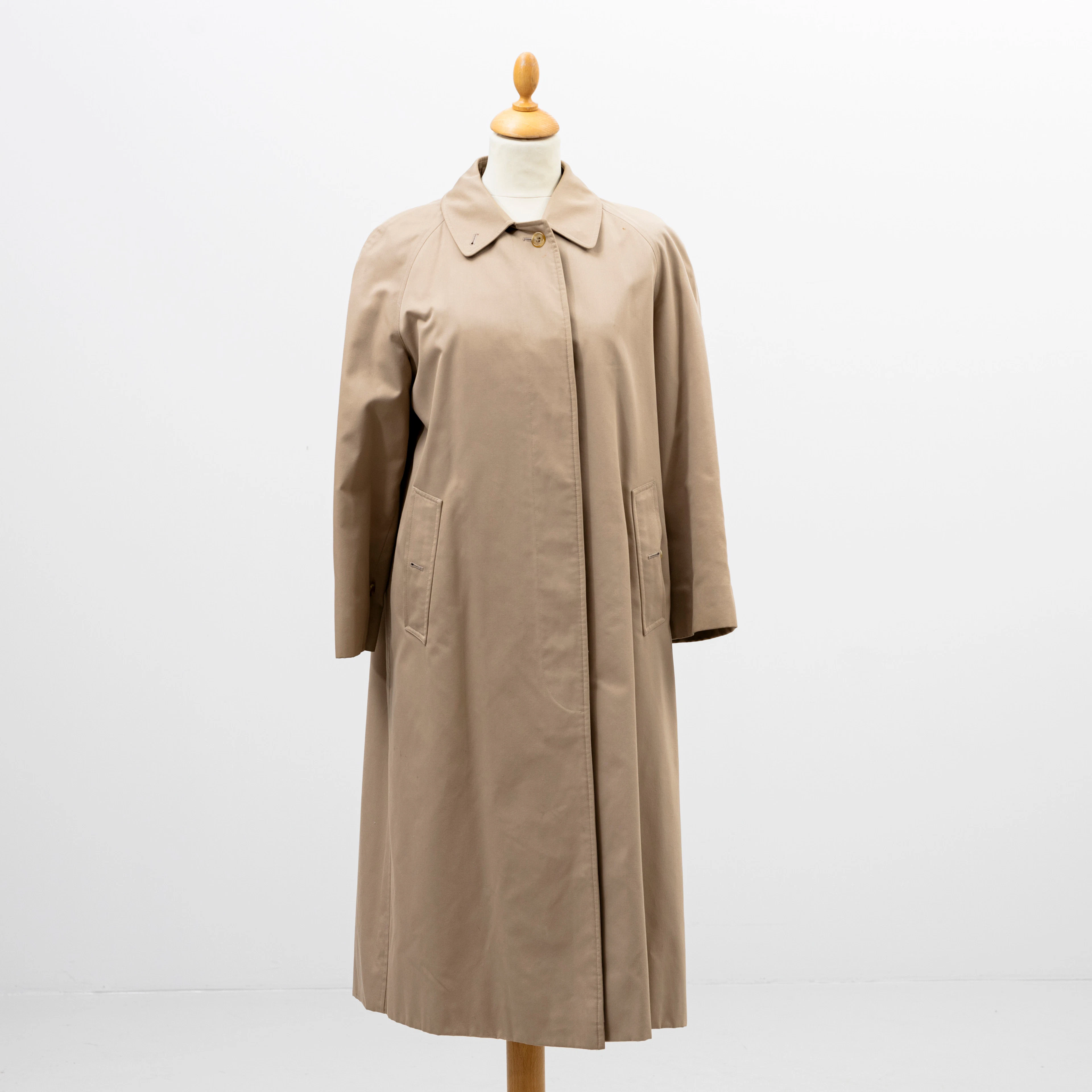 BURBERRY. Kappa, bomull och polyester, London, England, strl 10 Long.