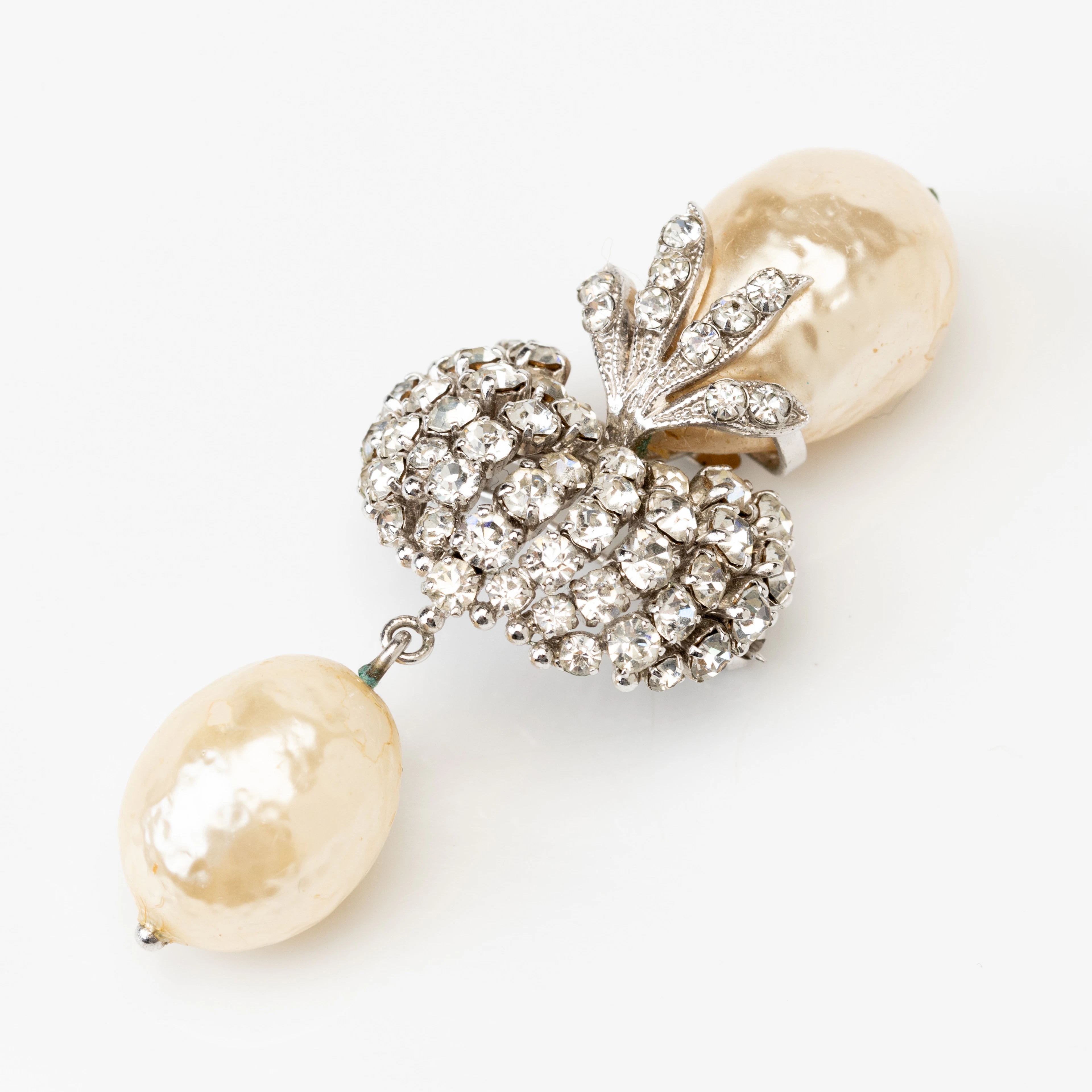 CHRISTIAN DIOR. Brosch, vitmetall, strass och konstpärlor, stämpelmärkt