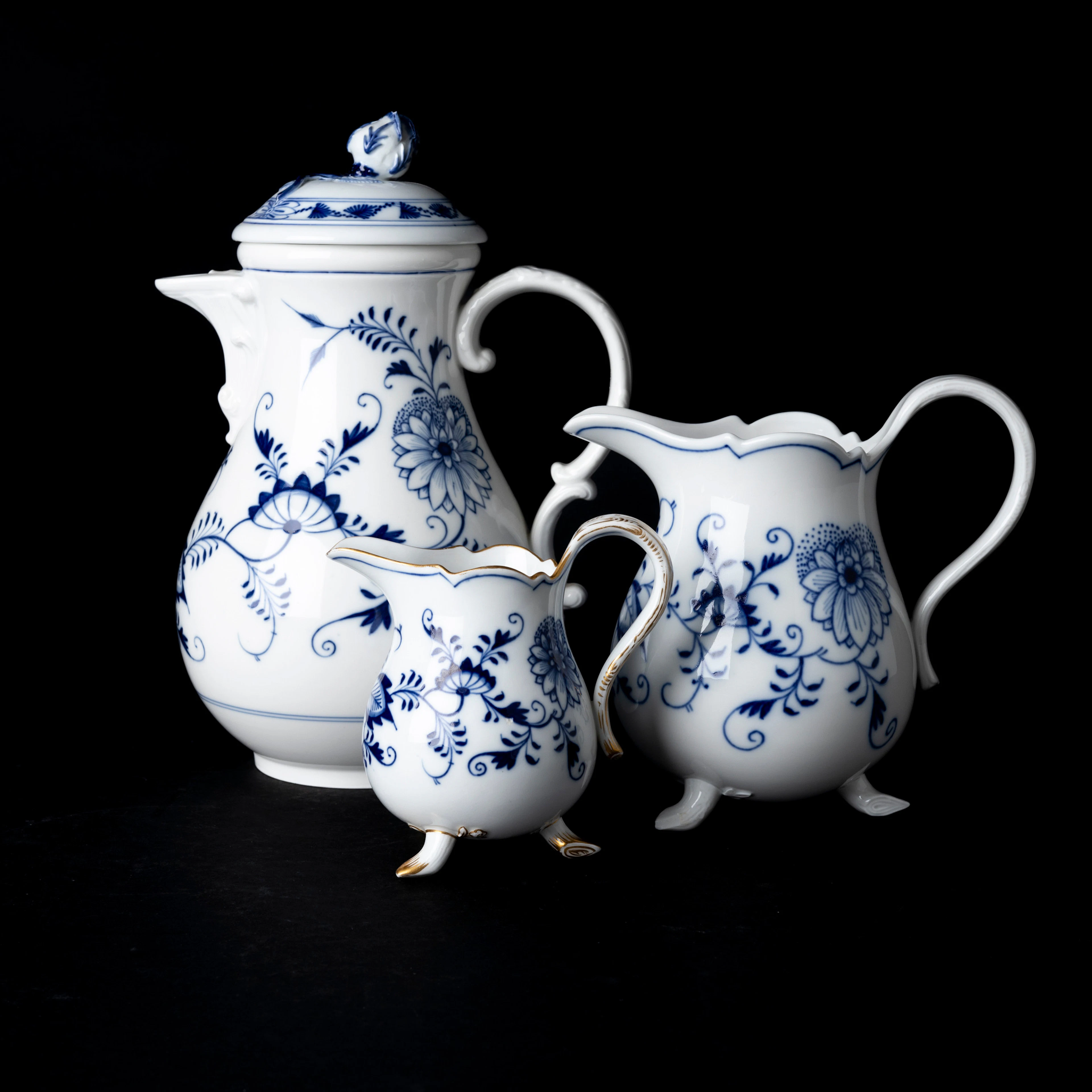 KANNOR, 3 st, "Lökmönstret", Meissen, porslin, 1900-tal.