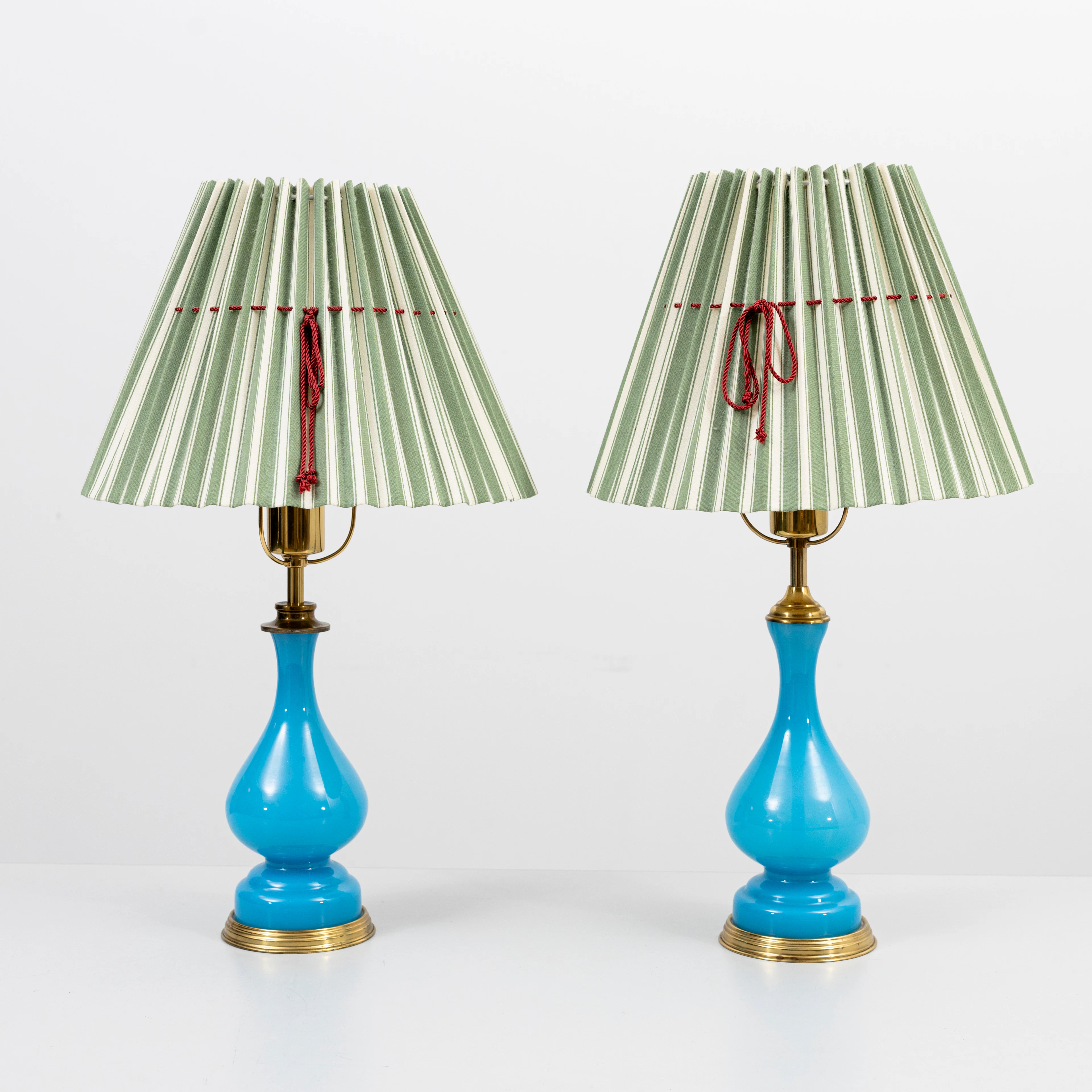 BORDSLAMPOR, 2 st, modell 2583, Firma Svenskt Tenn, blått glas, monteringar