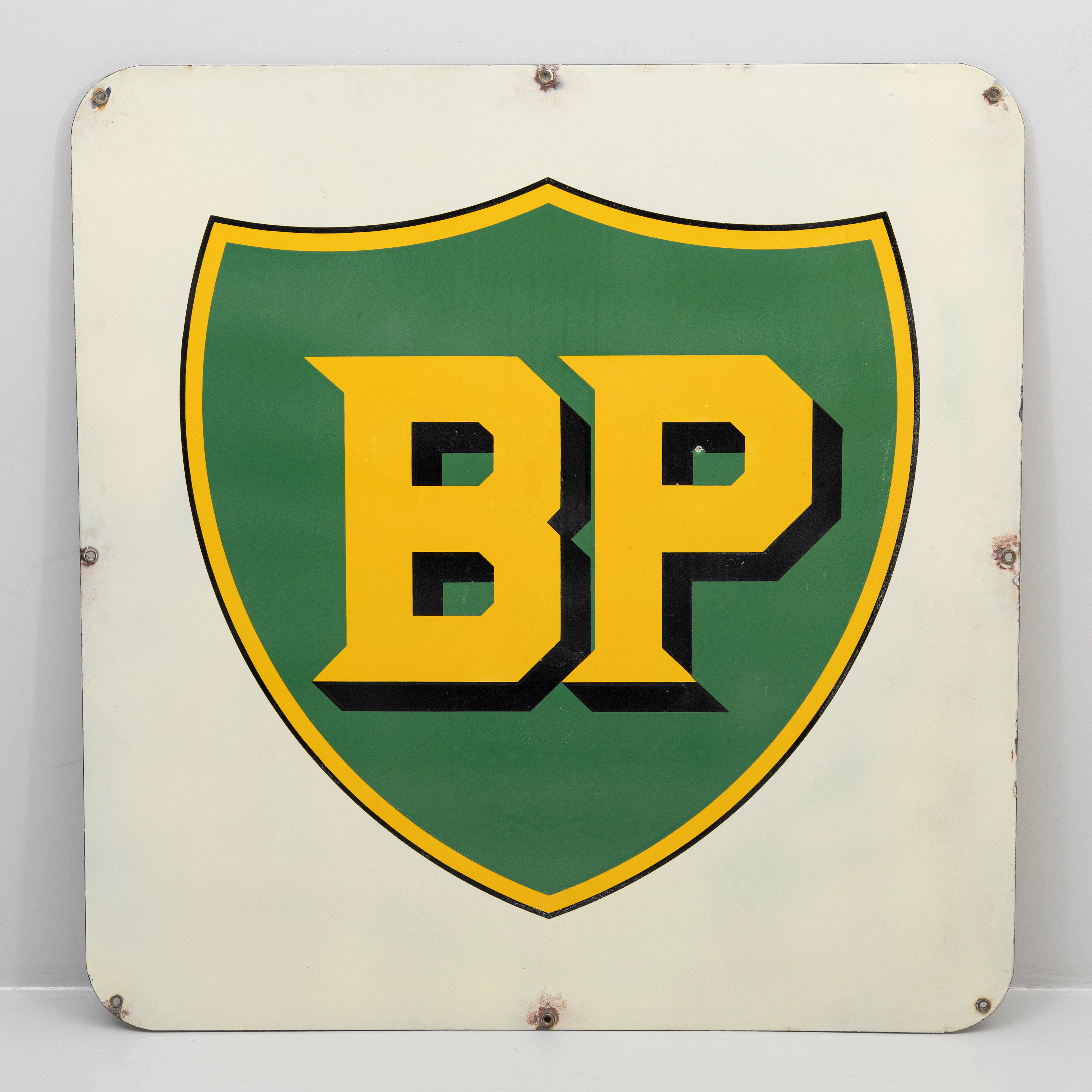 EMALJSKYLT BP grön gul på vit botten, dubbelsidig.