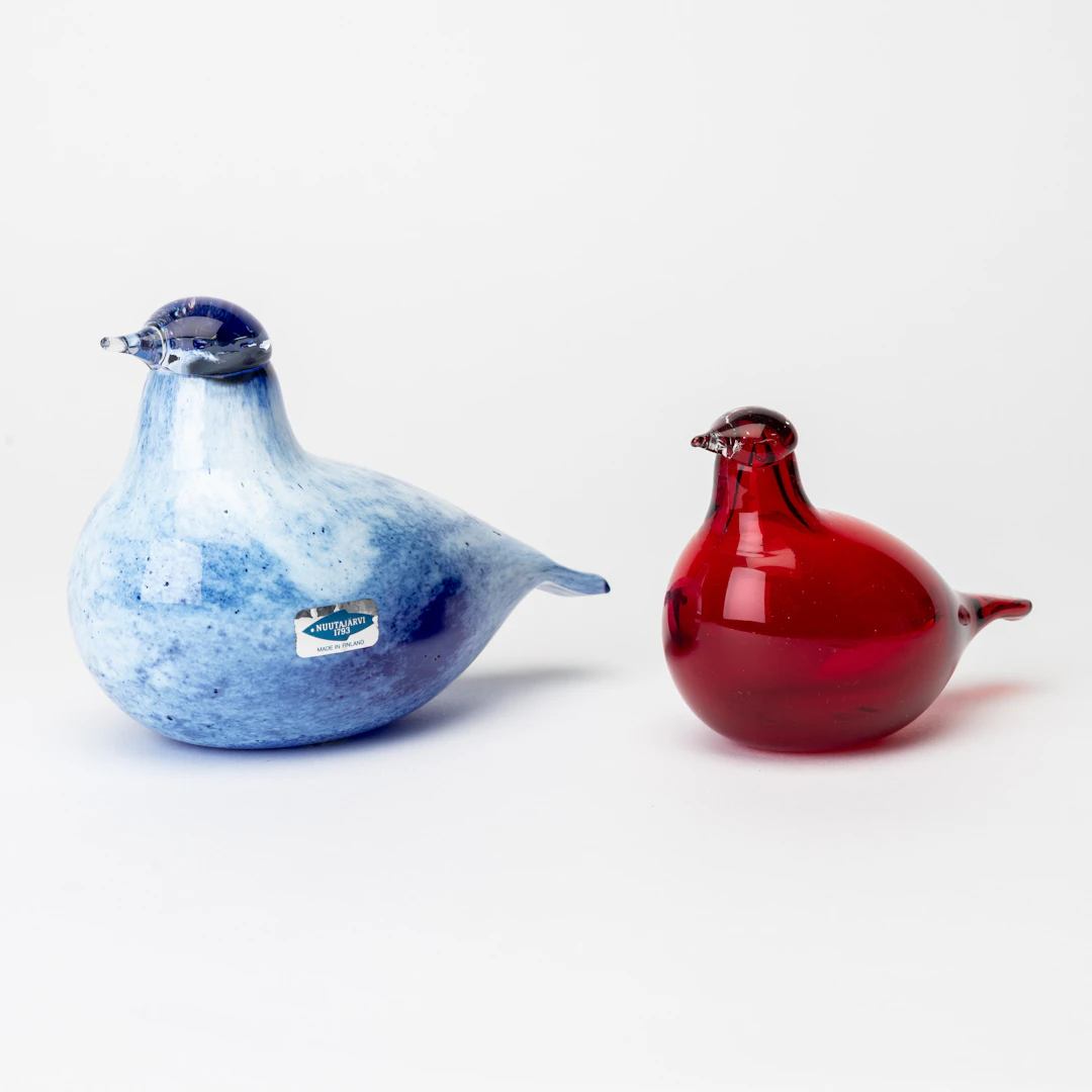 OIVA TOIKKA. Figuriner, 2 st, glas, Fåglar, signerade och etikettmärkta