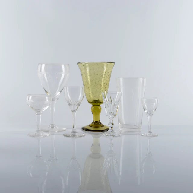 PARTI DIVERSE GLASSERVISDELAR, ca 30 st, bl a Kosta, 1900-talets mitt.