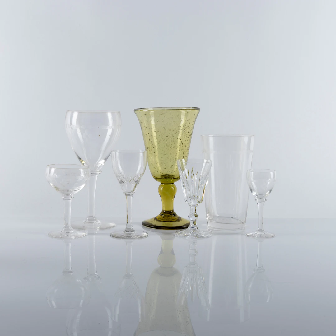 PARTI DIVERSE GLASSERVISDELAR, ca 30 st, bl a Kosta, 1900-talets mitt.