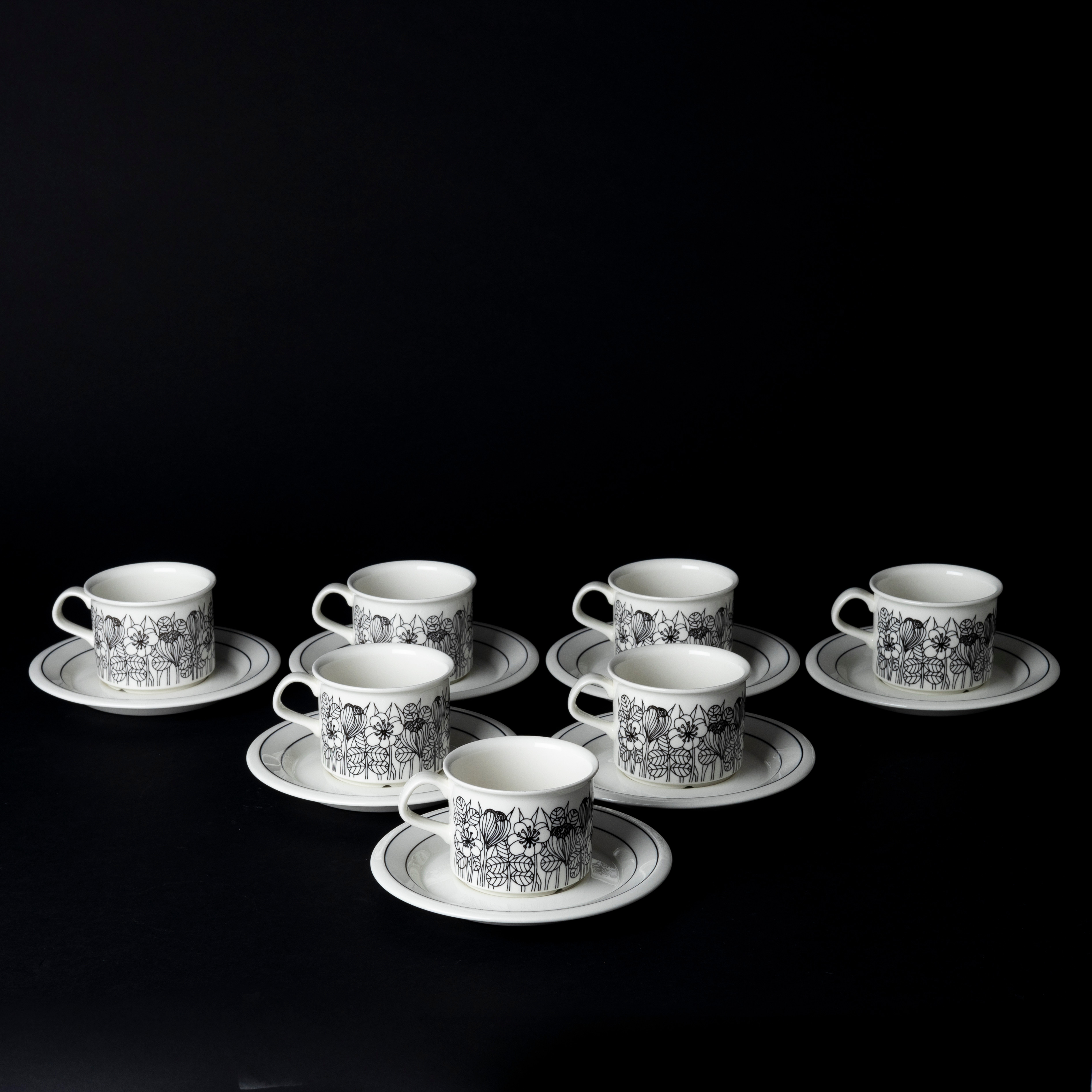 ESTERI TOMULA. Kaffeservis, 7 delar, porslin, "Krokus", formgiven