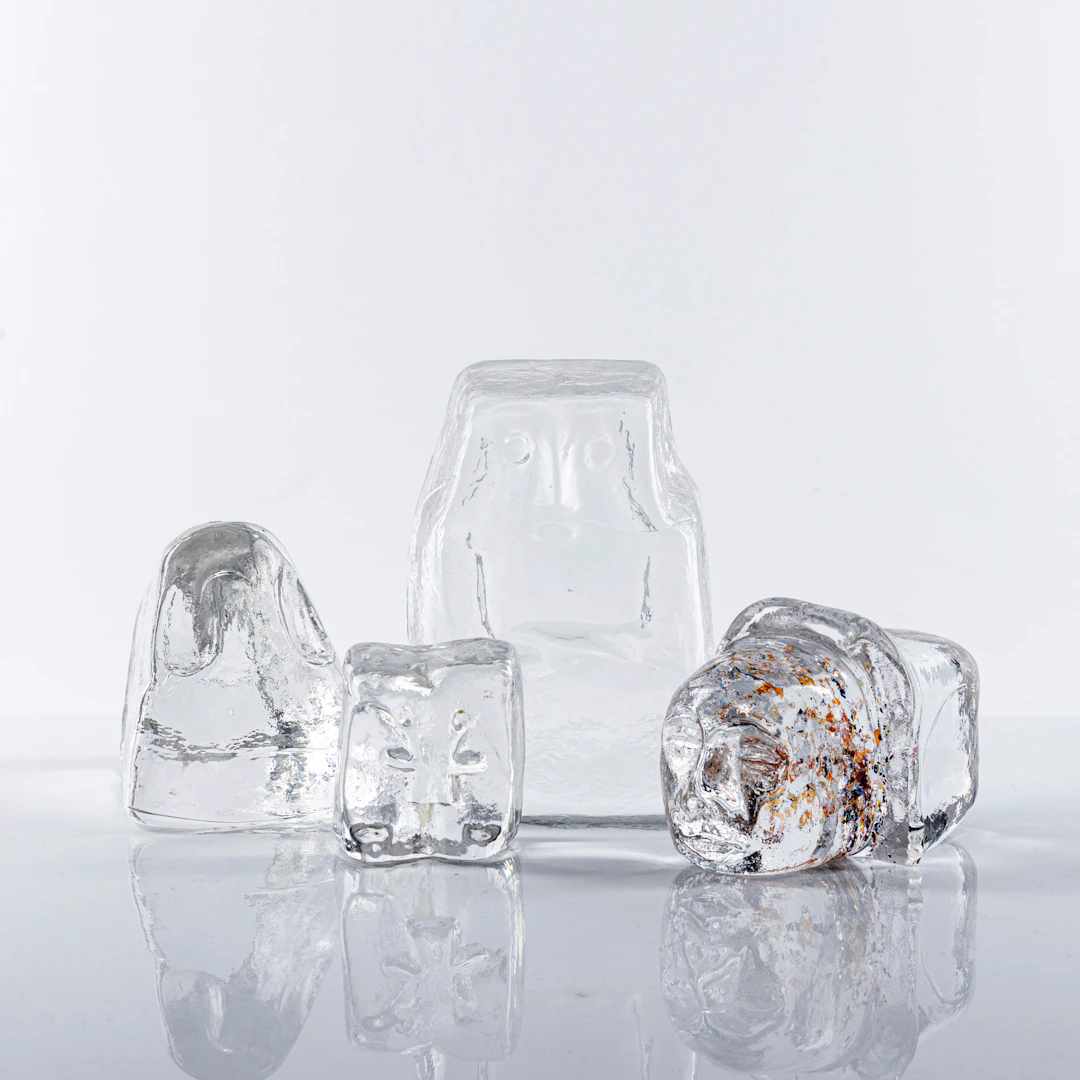 ERIK HÖGLUND. Skulpturer, 4 st, glas, grovhuggna, 3 ansikten samt