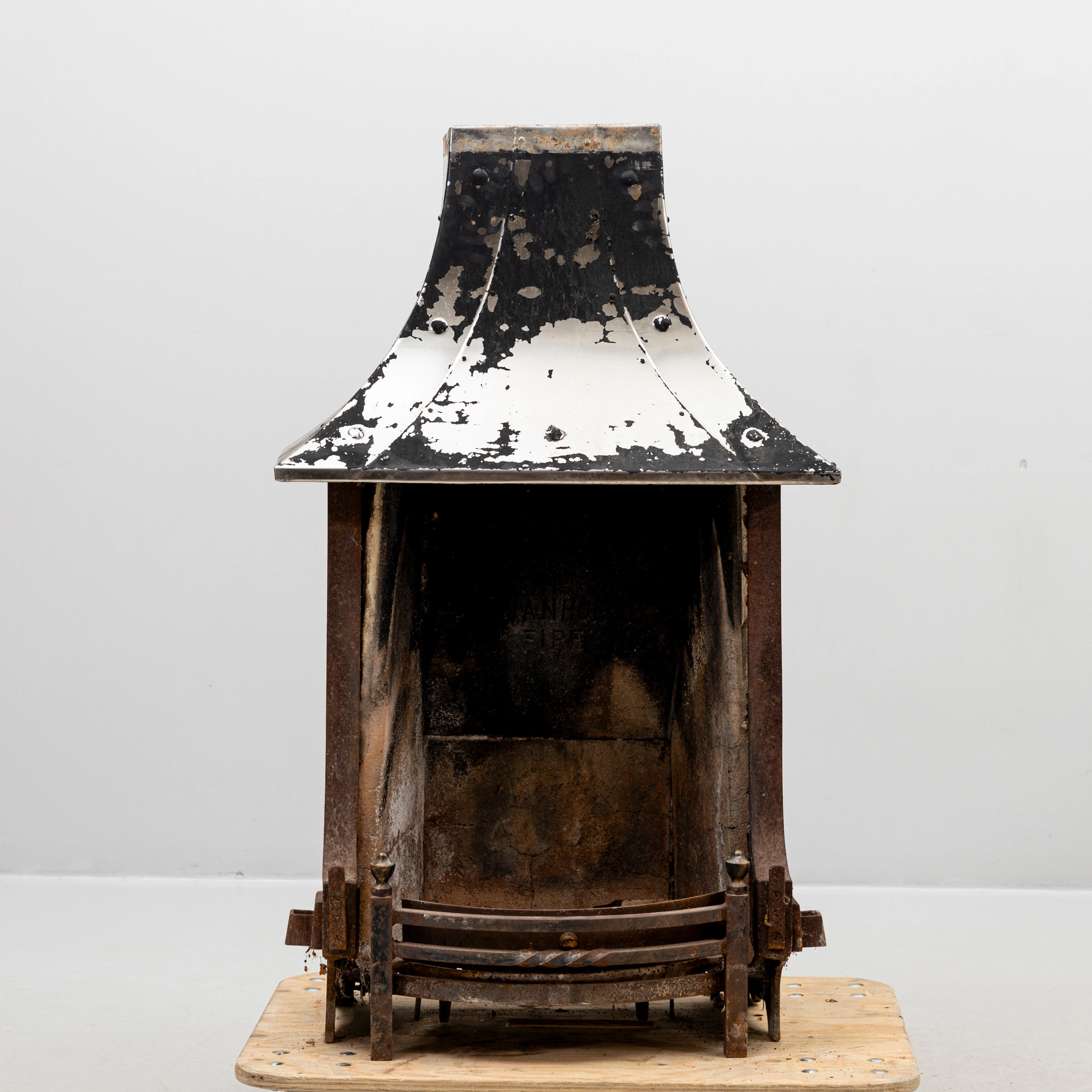 ELDSTAD, fristående, "The Ivanhoe Fire", metall delvis gjutjärn, keramik