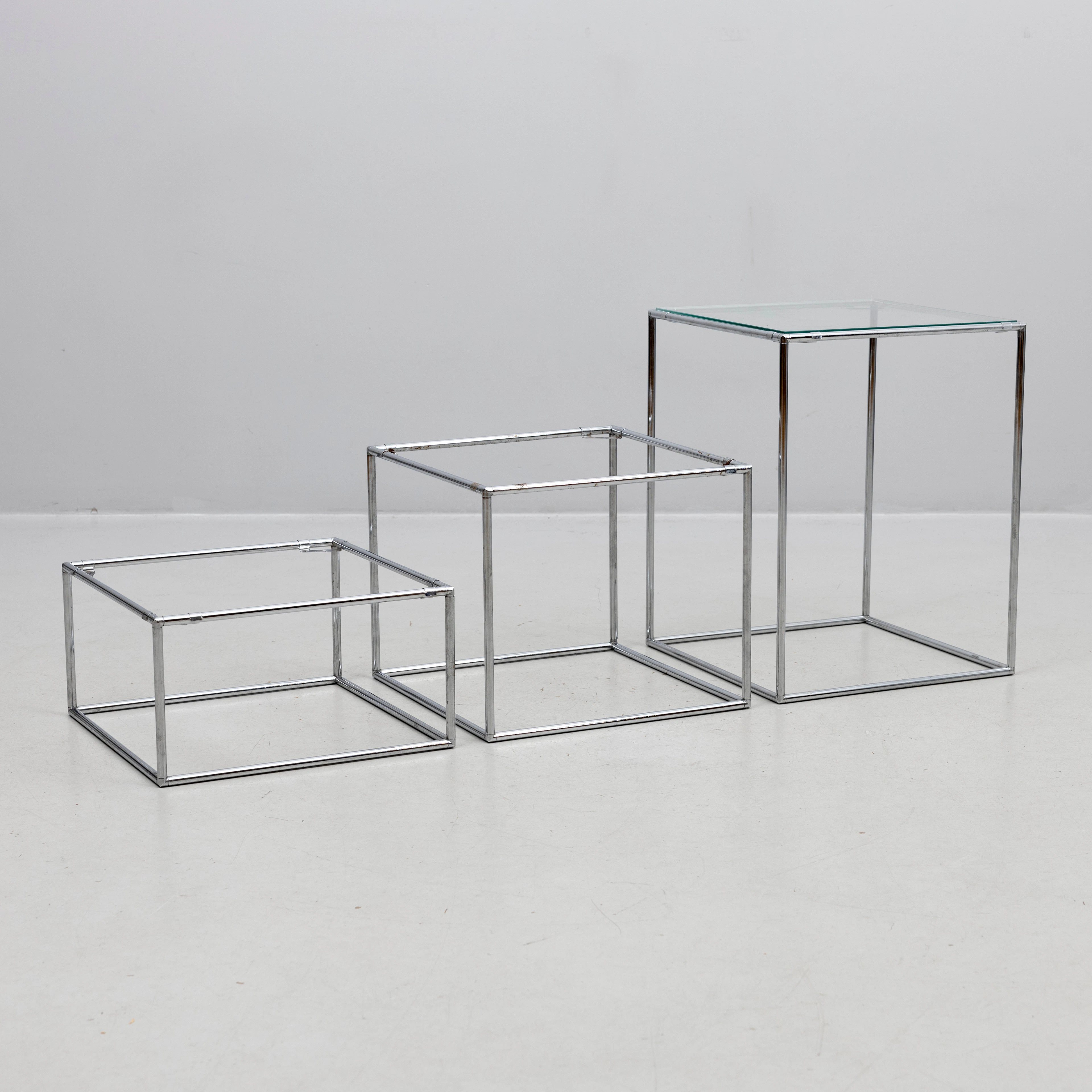 POUL CADOVIUS. hyllor/piedistaler, 3 st ”Abstracta”, förkromad stålrörsats